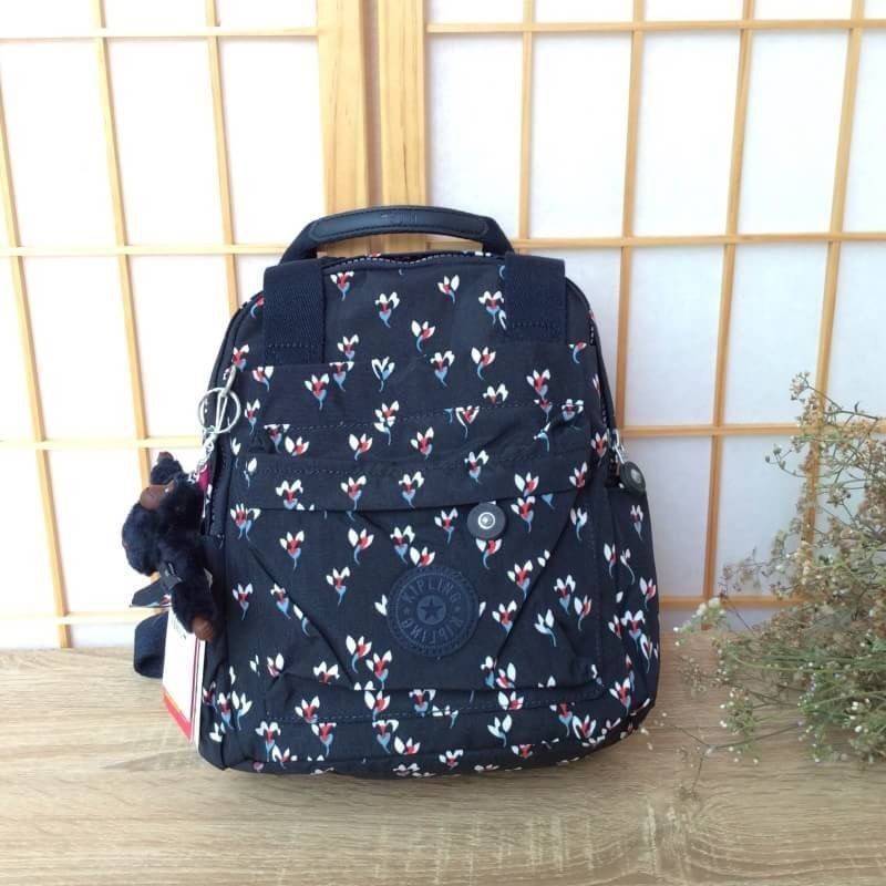 Kipling Mini Backpack K12688 กระเป๋าขนาดมินิ ใช้งานได้ถึง 3 แบบ ปรับเป็นเป้สะพายหลัง สะพายข้าง และมีหูหิ้ว ลวดลายสวยน่ารัก มีช่องเก็บหลายช่องแยกเก็บของจุกจิก ด้านข้างมีช่องโล่งไว้ใส่ขวดน้ำหรือของที่ต้องหยิบใช้บ่อยครั้ง สะพายได้กับสาวทุกลุคเลยค่ะ ไม่ควรพลา