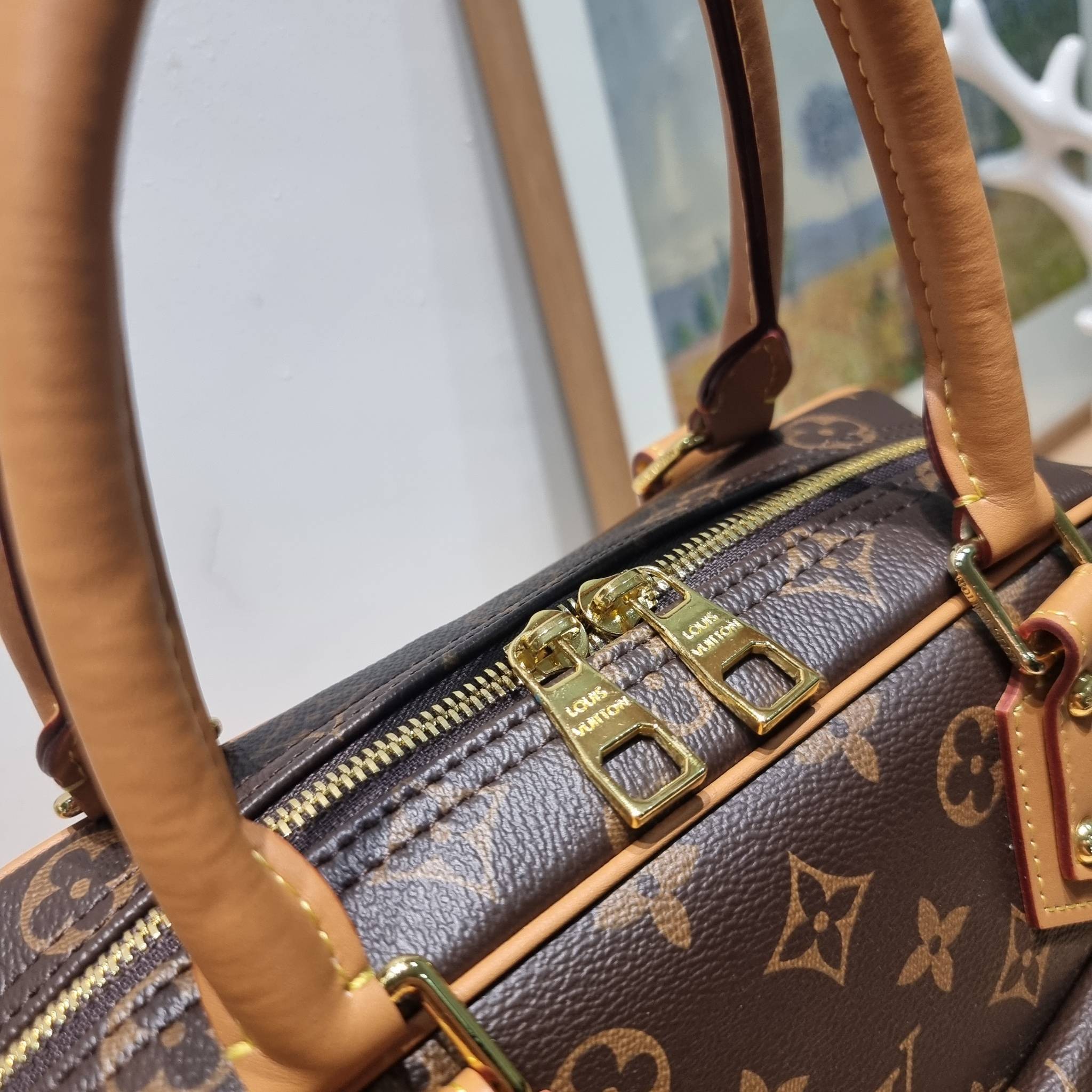 LV Manhattan Pm Monogram Handbag / LV MANHATTAN HANDBAG กระเป๋าถือทรงผู้ดี คลาสสิค สวยหรู ไซส์กำลังสวย ราคาแสนดี ดีไซน์ตกแต่งกระเป๋าเล็กด้านหน้า ใส่ของจุกจิกได้