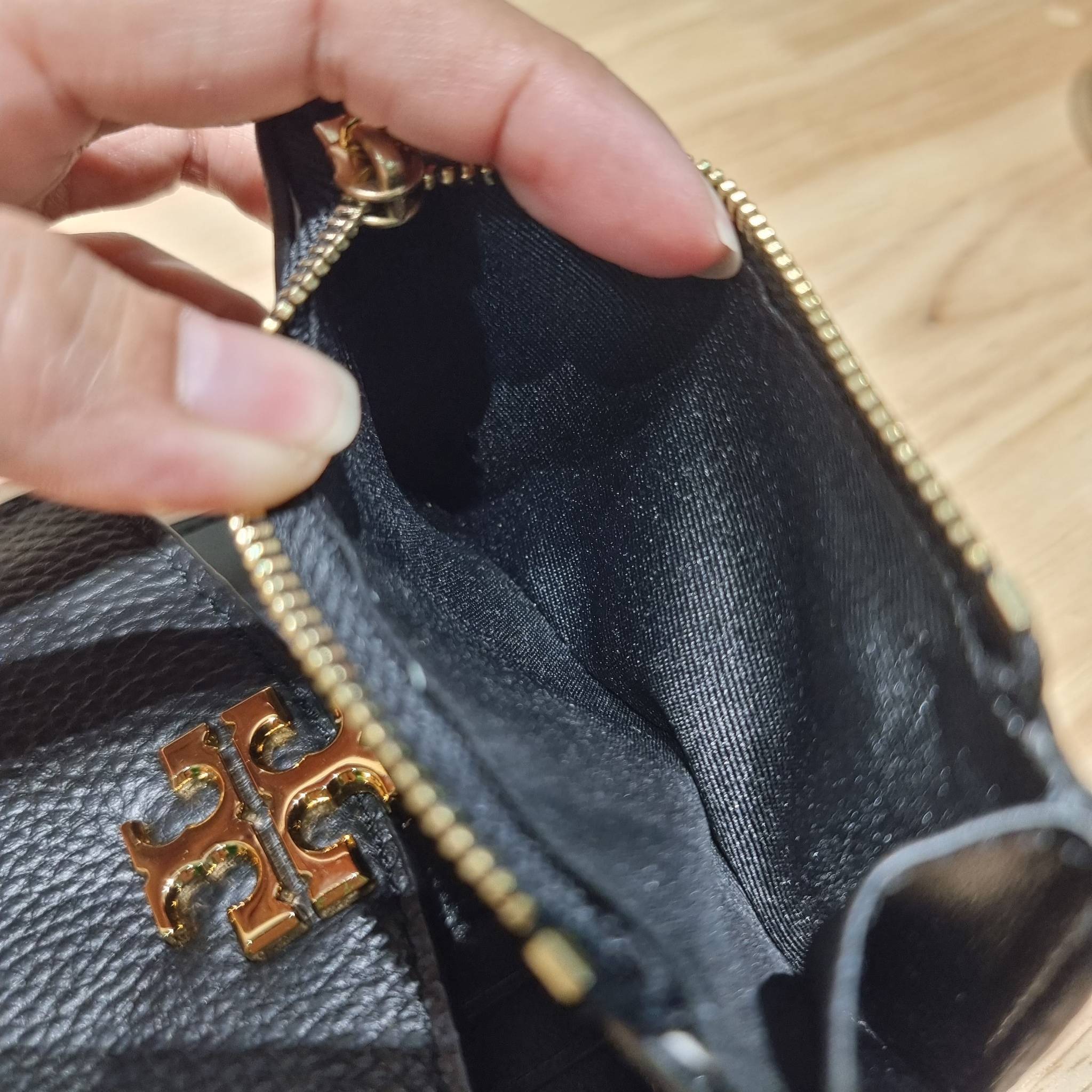 TORY BURCH KIRA MIXED MATERIALS MEDIUM FLAP WALLET กระเป๋าสตางค์ใบกลาง รุ่นยอดนิยม ดูหรูหรา ดูแพง ดีไซน์คลาสสิค ขนาดกำลังพอเหมาะ