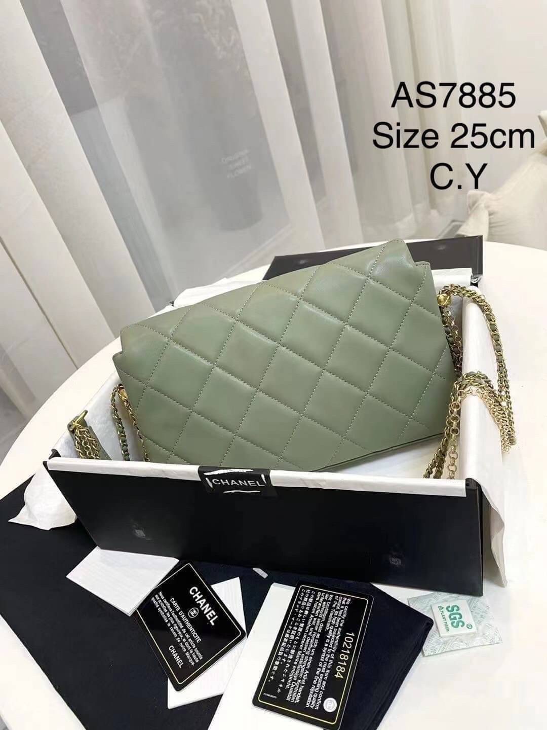 CHANEL flap pearl with chain พร้อมส่ง ที่สุดของความคลาสสิค อะไหล่ทองหรูหรา ด้านหน้าประดับโลโก้ฝังมุก หนังอย่างดี น้องมีความนิ่มสัมผัสแล้วหลงรักแน่นอนค่ะ