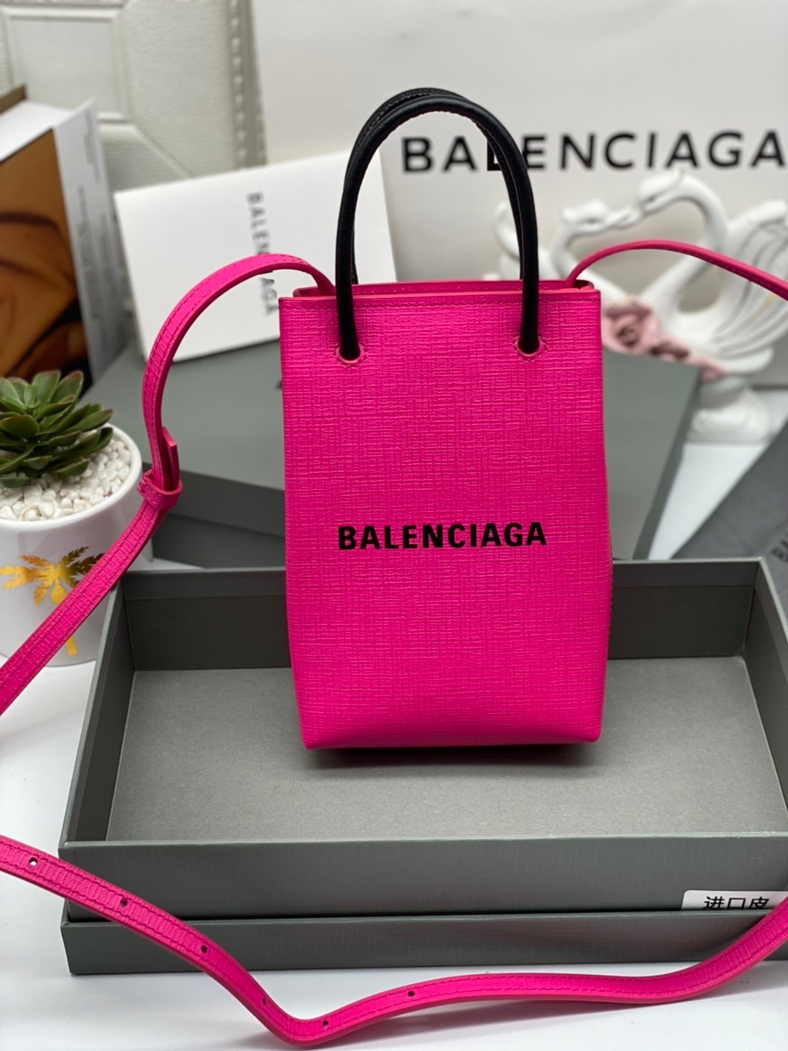 หนังแท้ BALENCIAGA Shopping Phone Pouch leather tote พกกระเป๋าช้อปปิ้งขนาดมินิ ไปทุกที่ในฤดูกาลนี้ ดีไซน์ที่ใช้ได้ทุกวันตั้งแต่หนังแบบมีเท็กซ์เจอร์ ภาพสินค้าถ่ายจากงานขายจริง ใช้งานต่างประเทศได้