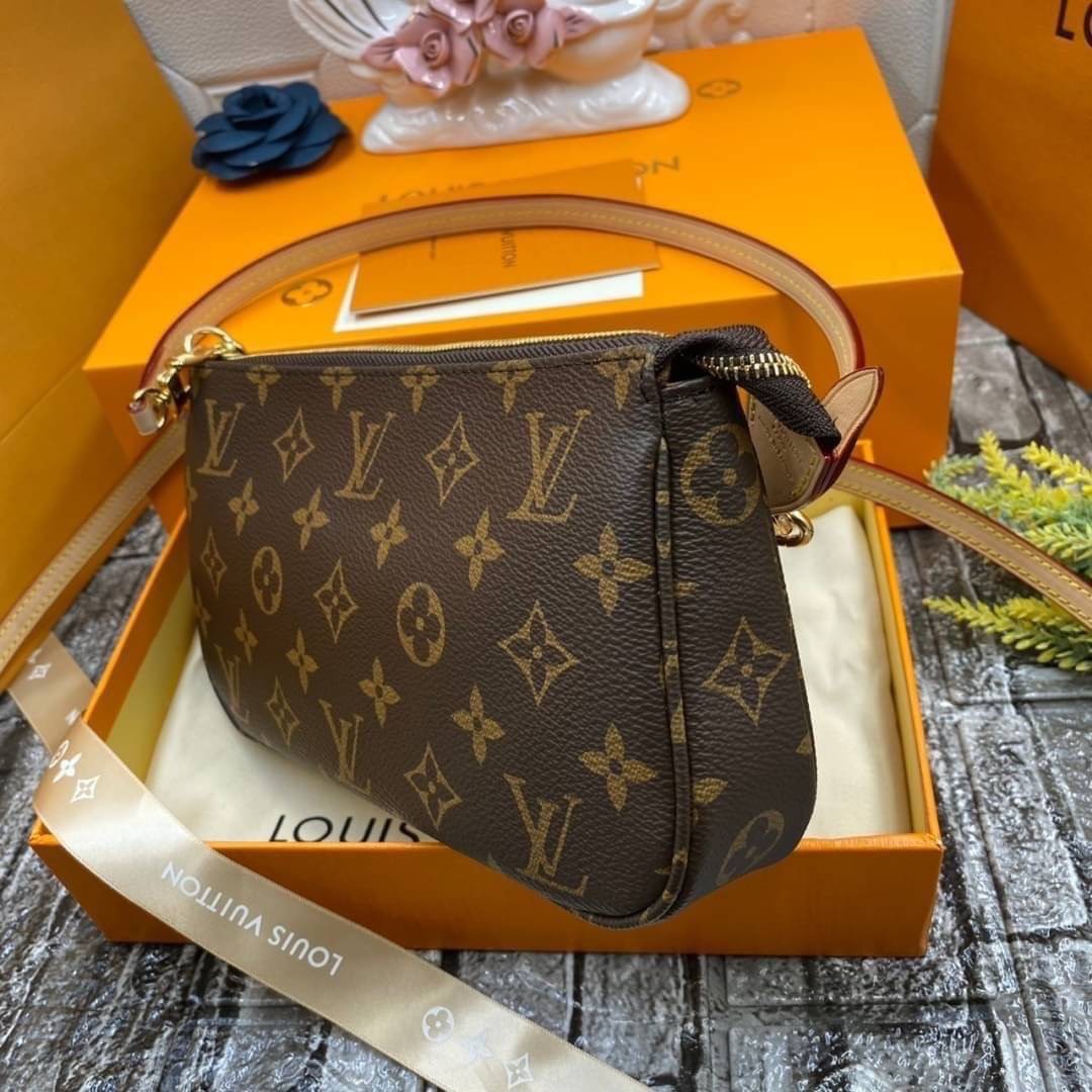 หนังแท้ LOUIS VUITTON POCHETTE น้องน่ารักน่าใช้มากๆ กระเป๋าหิ้ว//คล้องไหล่//สะพายข้าง//หรือถือแบบคลัท ชิลๆได้เลยค่า หนังแกะแท้นิ่มสวย เปิดปิดกระเป๋าแบบซิป ภายในสามารถใส่กระเป๋าเงินใบกลางได้; มือถือได้;พาสปอร์ตได้;ของจำเป็นจุกจิกสาวๆได้เยอะเลยนะคะ;พร้อมช่อ