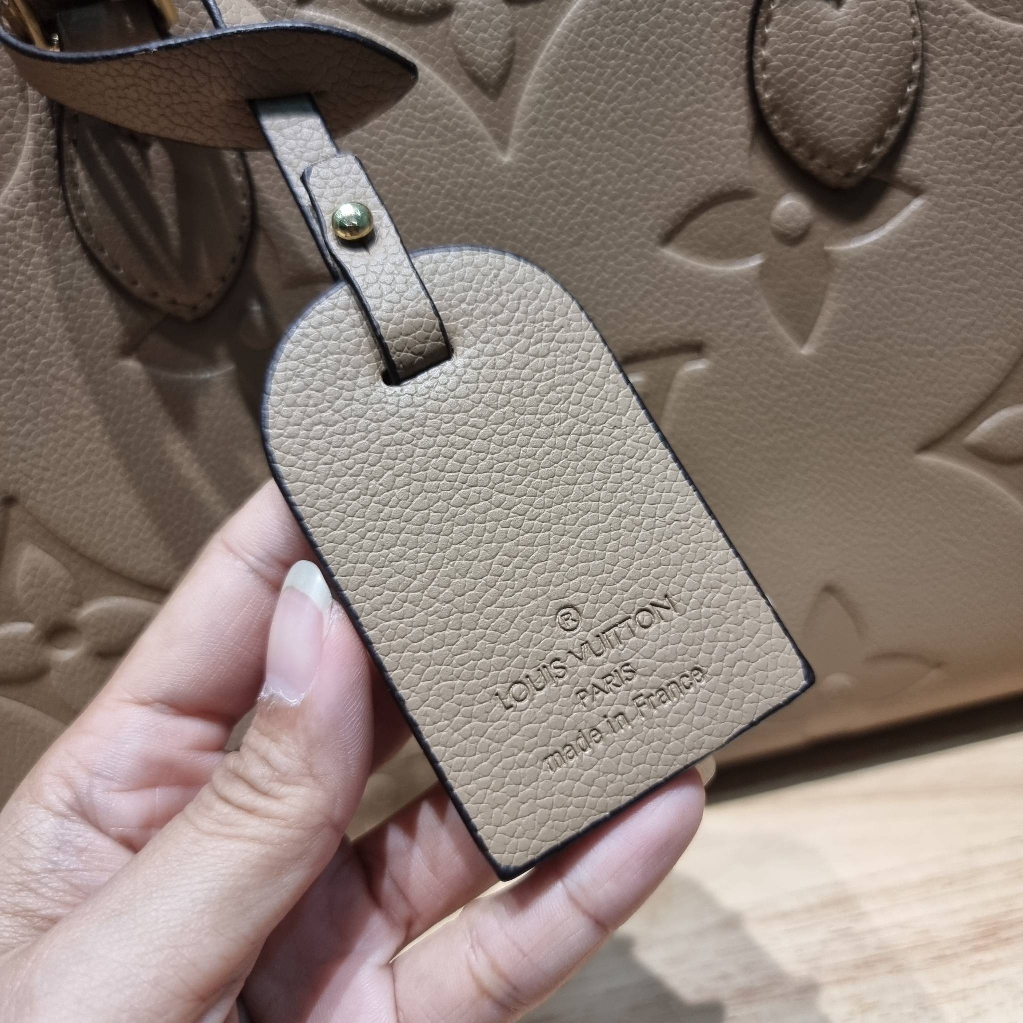LV Onthego / LV crossbody tote bag กระเป๋าทรงโท้ทเวอร์ชั่นดั้งเดิม ที่คลาสสิค ผู้ดี หรูหรา โทนสีใช้งานง่าย ได้ทุกลุค ทุกสไตล์ วัสดุหนังลูกวัว ผิวลายเกรน มาพร้อมหูจับในตัว คล้องแขนก็ดูแพง หรือจะเกี่ยวสายครอสสะพายก็อัพลุคได้เลย ภายในโล่งกว้างมาก มีอะไหล่เกี