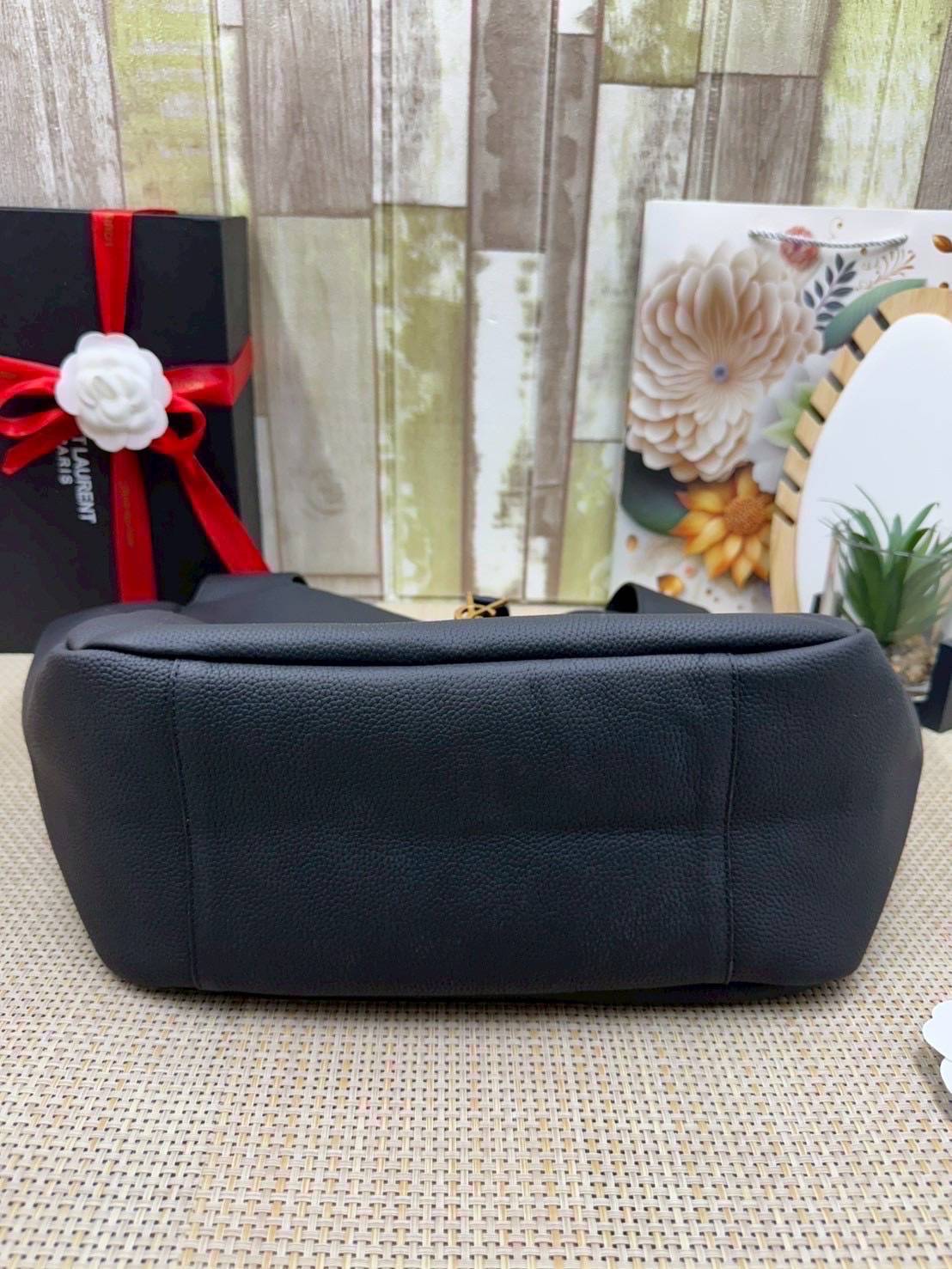 ORI หนังแท้ | YSL LE 5 À 7 BEA IN GRAINED LEATHER TOTE BAG กระเป๋าทรงโท้ทหนังแท้ลายเกรน สวยเด่นเป็นเอกลักษณ์ ดีไซน์เรียบแต่มาก สวยดูแพง ภายในโล่งกว้าง จุของได้เยอะ