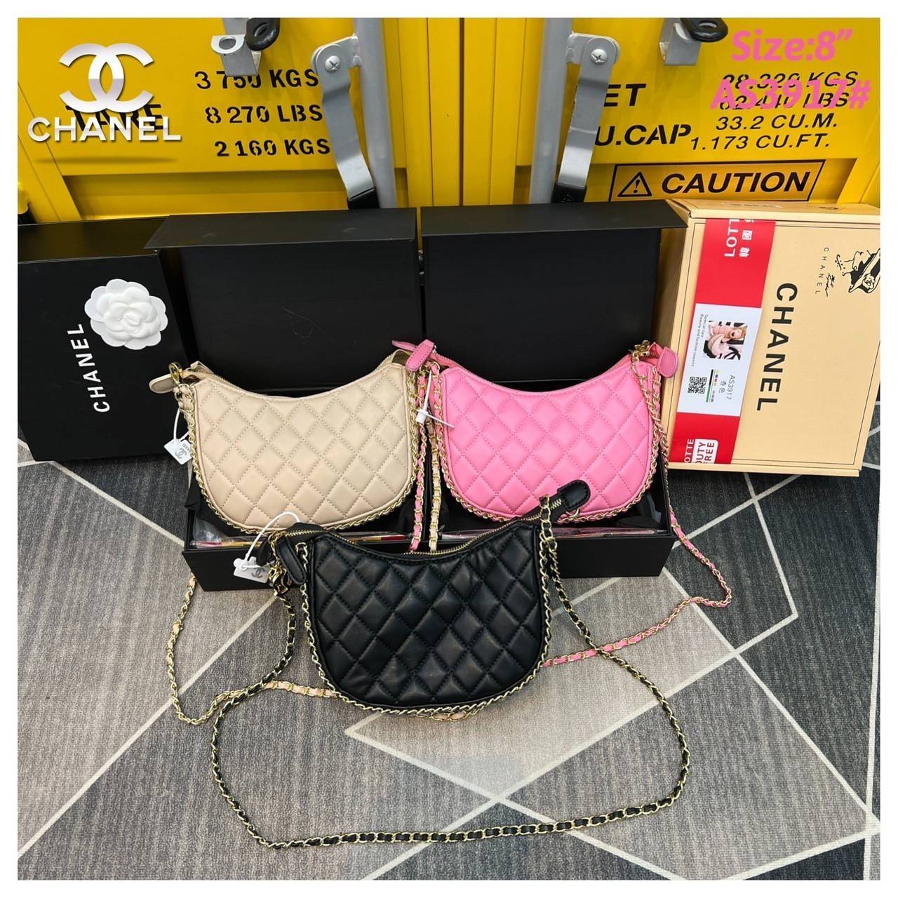 Chanel Pouch Hot item 2023 กระเป๋าสะพายกึ่งพอช ใบเล็กน่ารักน่าใช้ ถือไปไหนก็อัพลุคปัง วัสดุหนังแกะ สัมผัสนิ่มมือ หูจับในตัว ปรับได้อีกเล็กน้อย มาพร้อมสายสะพายโซ่ ความยาวกำลังดี
