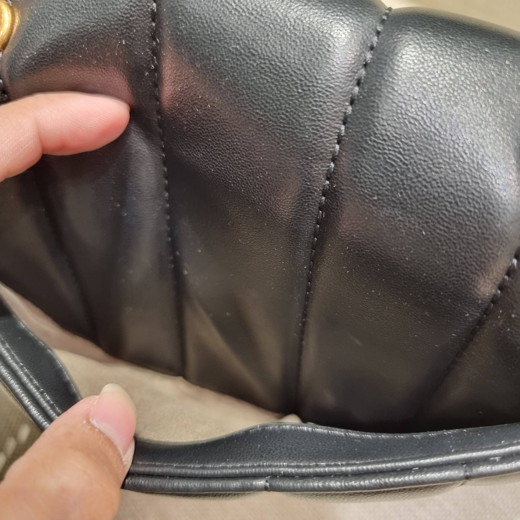 TORY BURCH KIRA QUILTED SMALL SATCHEL มาแล้วด่วนๆ!! กับคอลที่ปังไม่ไหว พร้อมเสิร์ฟสีคลาสสิค กระเป๋าถือ/สะพาย ทรงสวย สะพายคล่องตัว หนังแท้ ดีไซน์บุนวม เส้นคมสวยหรู วัสดุหนังแกะ สัมผัสดีงาม นิ่มมือ เปิด-ปิดด้วยอะไหล่บิดล็อค ภายในเป็นช่องโล่ง มีช่องซิป ใส่ขอ