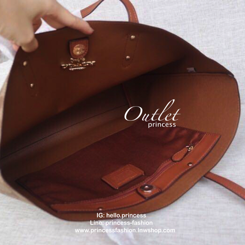 Coach Town Tote In Signature Canvas กระเป๋าขนาดใหญ่ จุของได้จำนวนมาก สะพานข้าง ภายในกว้าง เปิดปิดด้วยกระดุ ภายในมีช่องซิปขนาดกลาง 1 ช่อง ใส่ของได้จำนวนมาก สามารถสะพายไปเที่ยว ไปทำงาน ได้สบาย ห้ามพลาดกันเลย