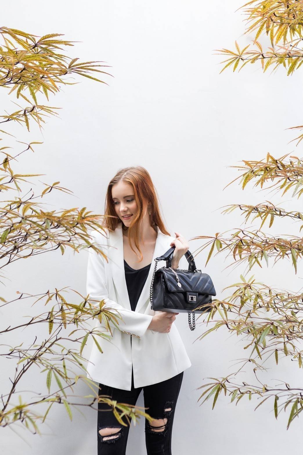 รุ่นขายดีเข้าเพิ่มค่า KEEP รุ่น coco chain handbag กระเป๋าทรงหรู รอบใหม่ ใช้หนัง Microfiber นิ่ม ฟู ตึงสวย ทนกว่าเดิมอยู่ทรง ใครชอบสไตล์นี้ห้ามพลาดนะคะ ใบนี้มีหูถือได้ ด้านในสีแดงสวย มีช่องแบ่งเก็บของหลายช่อง ด้านหลังมีช่องพิเศษสามารถใส่มือถือได้ค่ะ สายปร