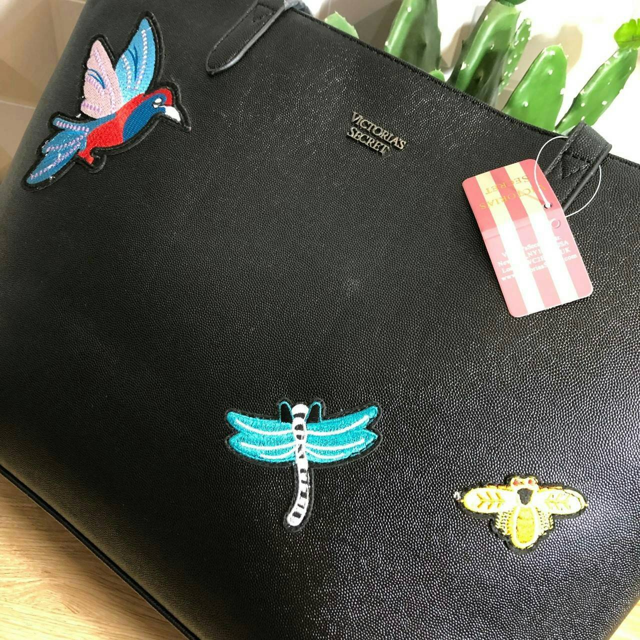 Victoria’s Secret Tote Bag 2019 กระเป๋าถือหรือสะพายลายหนังคาเวียร์ สวยด้านหน้าประดับด้วยโลโก้ ตัวกระเป๋าแต่งด้วยลายปักสวยเก๋ ปากกระเป๋าเปิดปิดด้วยซิปสะดวกใช้ ภายในมีช่องโล่งและช่องเล็กไว้แบ่งเก็บของ ใส่หนังสือ เอกสาร A4 Notebook ipad กระเป๋าสตางค์ ของใช้ไ