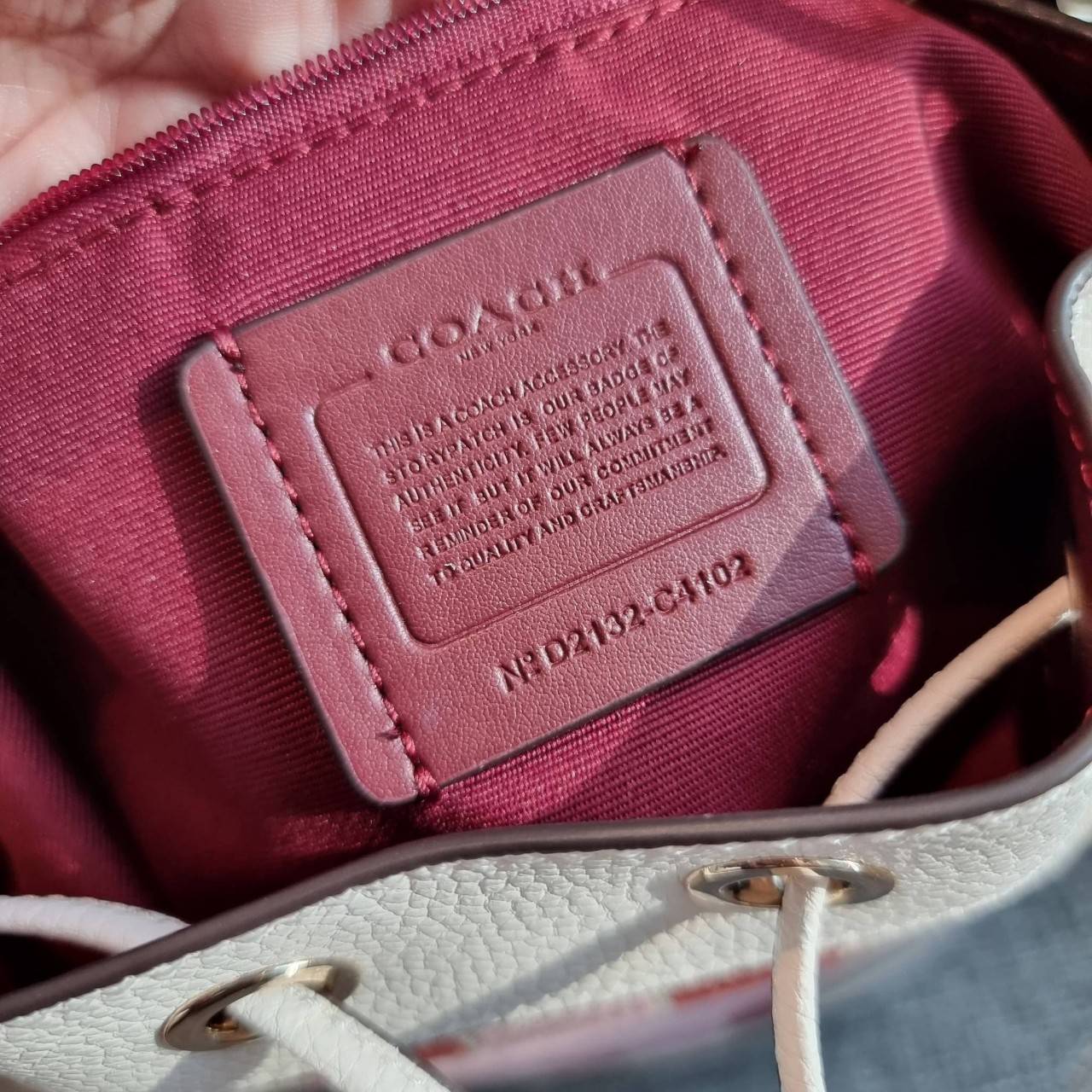 OUTLET 】COACH DEMPSEY DRAWSTRING BUCKET BAG IN SIGNATURE JACQUARD WITH STRIPE AND COACH PATCH C4101 C4102 พี่สาวใบใหญ่สุดสวยมาแล้วจ้า!! กระเป๋าทรงถังไซส์ใหญ่ ที่สาวๆรอคอย ใช้งานง่ายด้วยการรูดหนังปิดรอบปากกระเป๋า ทุกอย่างลงตัวที่สุด!! โดดเด่นด้วยลวดลายสีสั