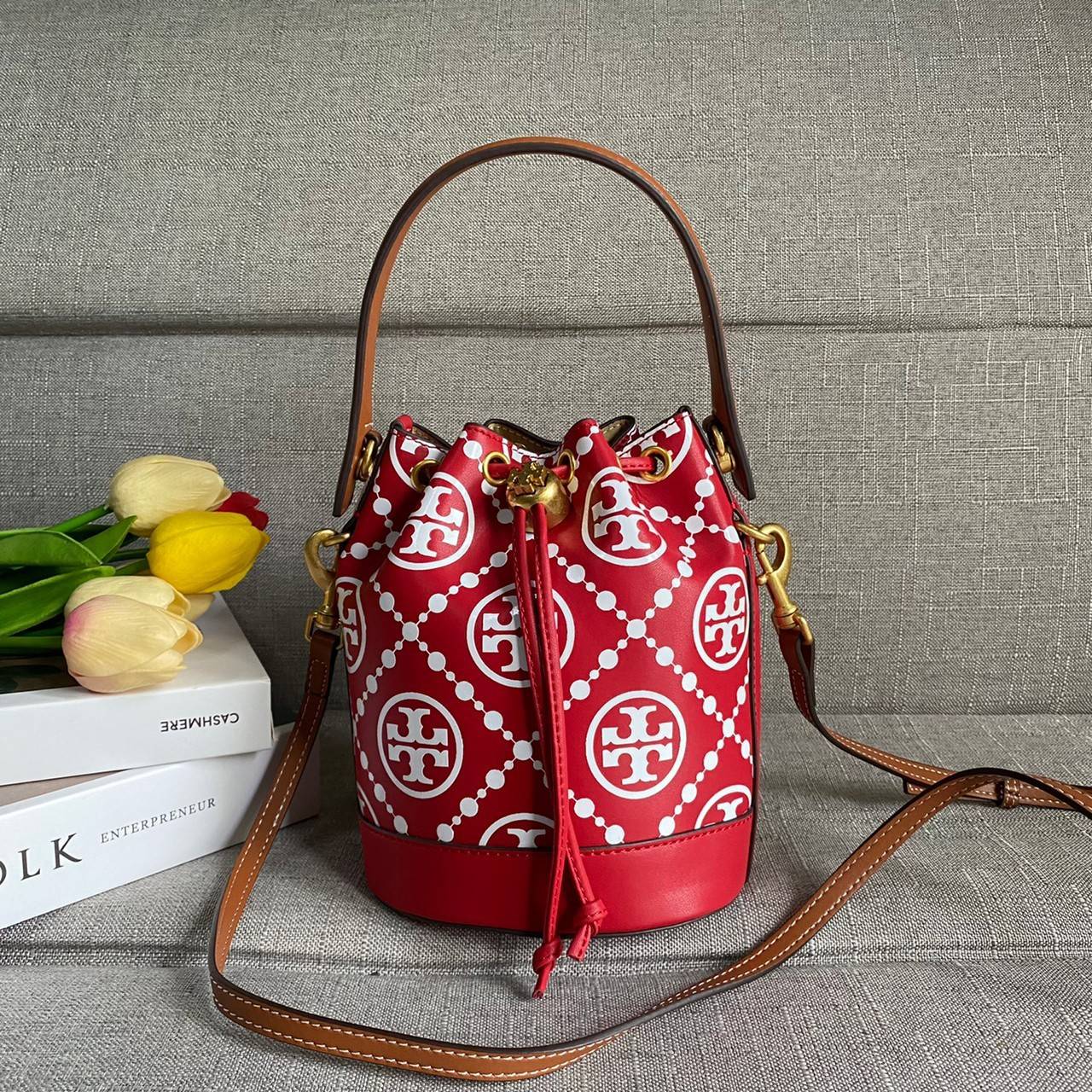TORY BURCH T Monogram Embroidered Mini Bucket Bag ถูกหรือแพงต้องแดงไว้ก่อนเลยค่ะ ^^ กระเป๋าทรงบักเก็ตใบเล็กน่ารัก สุดหรูหรา ทรงสวย โด่ดเด่นลายพิมพ์ monogram วัสดุหนังอย่างดี เปิด-ปิดแบบหูรูด ล็อดด้วยปุ่ม อะไหล่ทองสวยงาม มาพร้อมสายยาว ปรับสายได้ ถอดสายได้ 