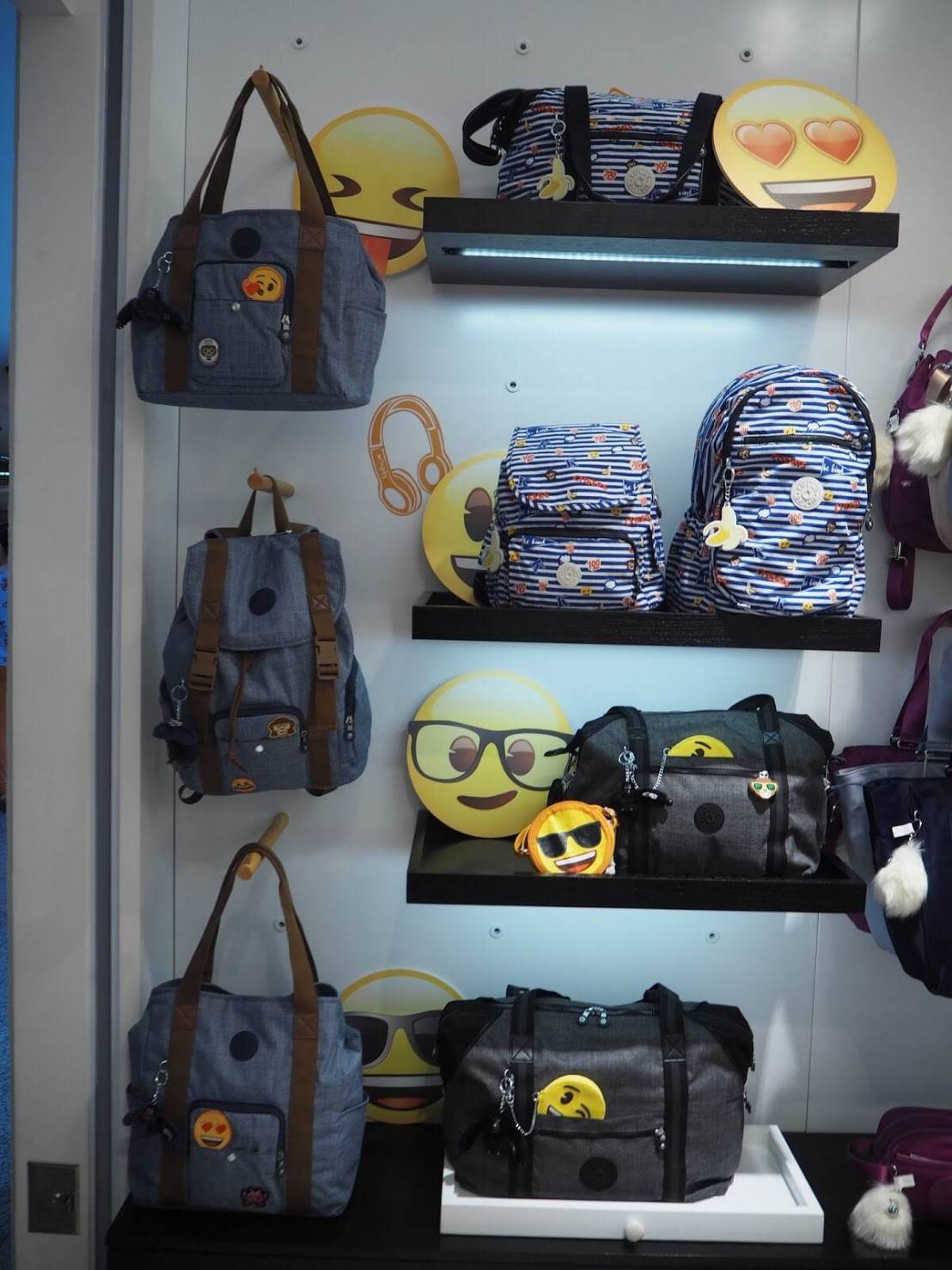 KIPLING EMOJI CITY BACKPACK New in! กระเป๋าเป้แบบฝาปิด Limited Edition คอลเลคชั่น EMOJI ชนช็อป วัสดุ Cotton+Polyester100% เปิดปิดด้วยฝาปิดแถบเข็มขัดและหูรูดด้านใน แต่ง EMOJI น่ารักสุดๆ พวงกุญเเจลิงน้อยถอดเเยกใช้ได้ มีช่องซิปด้านหน้า หัวซิปเเบรนด์ ภายในกว้