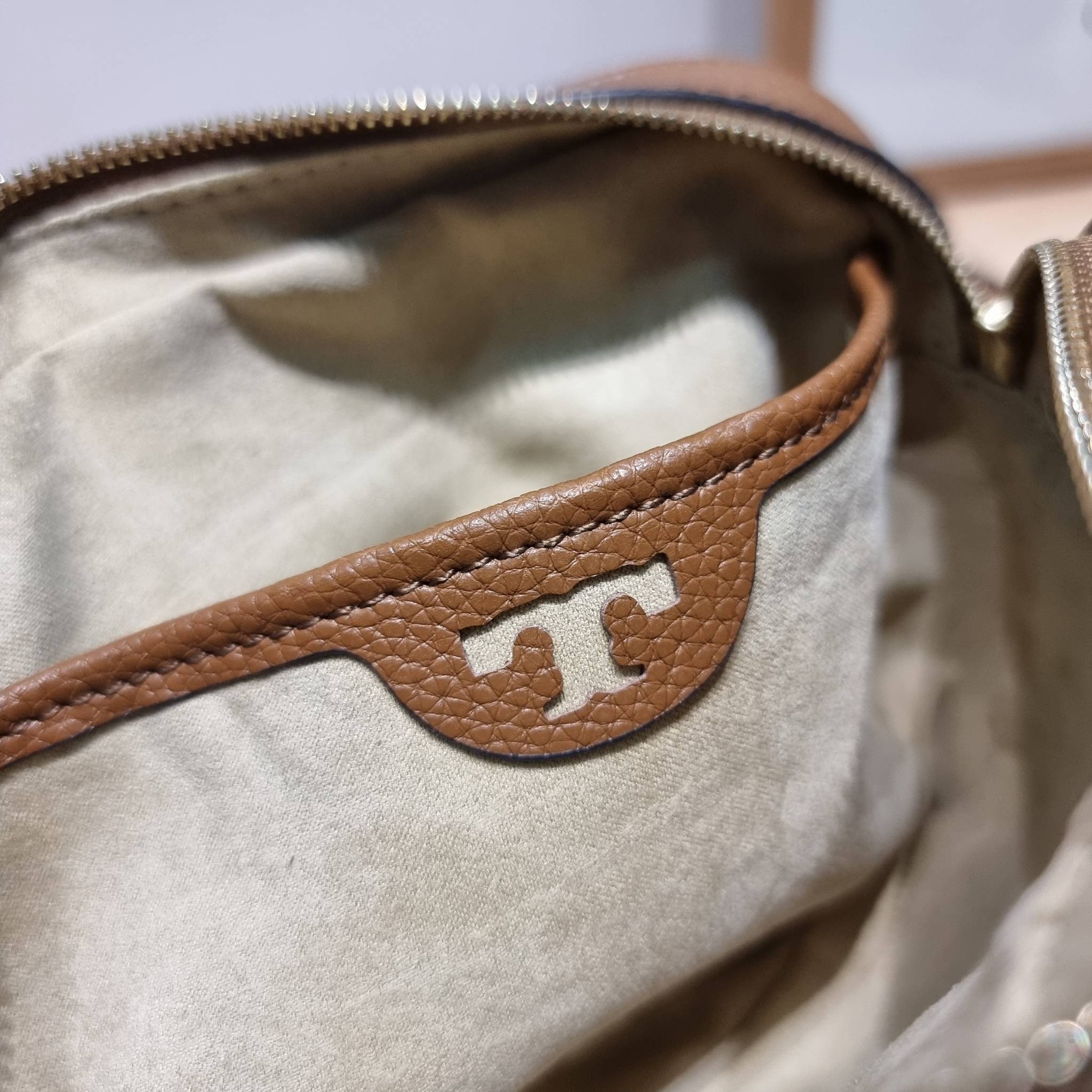 TORY BURCH MCGRAW CAMERA BAG ใหม่จากคอลเลคชั่นสุดคลาสสิค กับกระเป๋าสะพายข้าง ทรงกล่องไซส์กะทัดรัด น้ำหนักเบา ใช้งานง่ายด้วยซิปรูดเปิดปิด แมทช์ได้กับทุกสไตล์การแต่งตัว