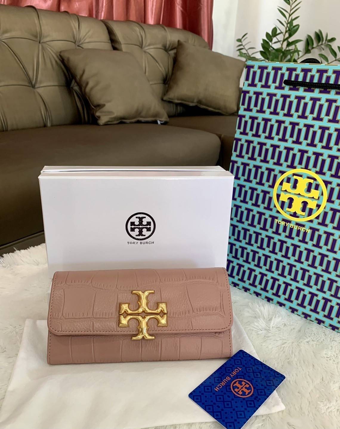 TORY BURCH Croc Long Wallet กระเป๋าสตางค์ใบยาว วัสดุหนังแกะสังเคราะห์ อะไหล่อทองโดดเด่นที่ด้านหน้า หนังเงาขึ้นรูปสวย เปิด-ปิดด้วยกระดุม ด้านในกระเป๋าแบ่งออกเป็นPatation มีช่องชิปยาวตรงกลาง มีช่องสำหรับ 6 ใบ งานสวยพร้อมส่งให้รับทรัพย์กันแล้ววันนี้