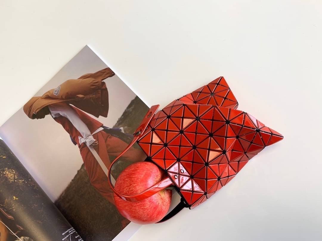 BAOBAO ISSEY MIYAKE 6x6 BLOCK TOTE BAG กระเป๋าถือทรง shopping โท้ท ลายตาราง บล็อคสี่เหลี่ยมสามเหลี่ยม ภาพสินค้าถ่ายจากงานขายจริง ใช้งานต่างประเทศได้ค่ะ