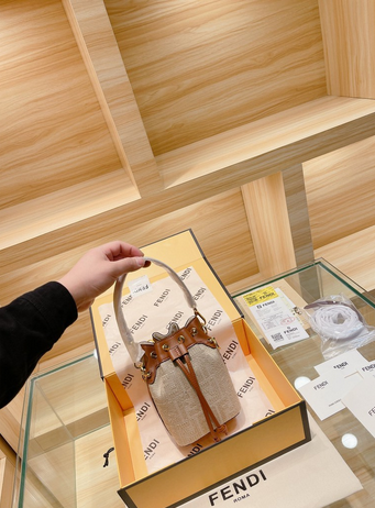 FENDI MINI BUCKET BAG / Fendi Mon Tresor Beige Raffia mini Bag กระเป๋าสะพายทรงขนมจีบยอดฮิต ไซส์มินิ ที่น่ารักน่าใช้มาก ดีไซน์สวยอยู่ทรง วัสดุผ้าแคนวาสสลับหนังแท้ ดีเทลห่วงคล้องอะไหล่สวยหรู มาพร้อมสายสั้นคบ้องแขน และสายครอสบอดี้สำหรับสะพายข้าง สลับใช้ได้ไม