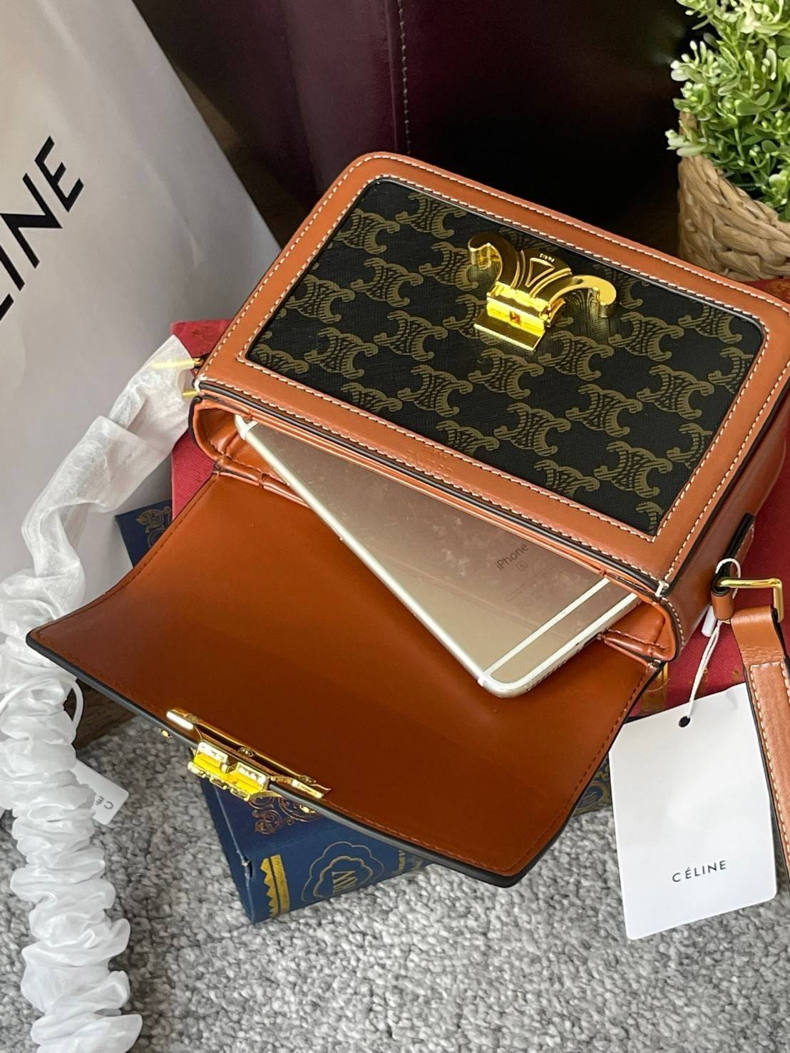 VIP 】Celine TEEN MEDIUM TRIOMPHE BAG IN TRIOMPHE CANVAS สาวๆที่กำลังมองหากระเป๋าน่ารักเอาไว้ใช้ในวันสบาย ๆ แต่ไม่รู้เลือกกระเป๋า Celine รุ่นไหนดี แนะนำรุ่นนี้เลยคะ เป็นกระเป๋าสะพายข้างขนาดกำลังดี สวยแบบคลาสสิก หรูหราด้วยแคนวาสเคลือบลาย Triomphe อีกทั้งยัง