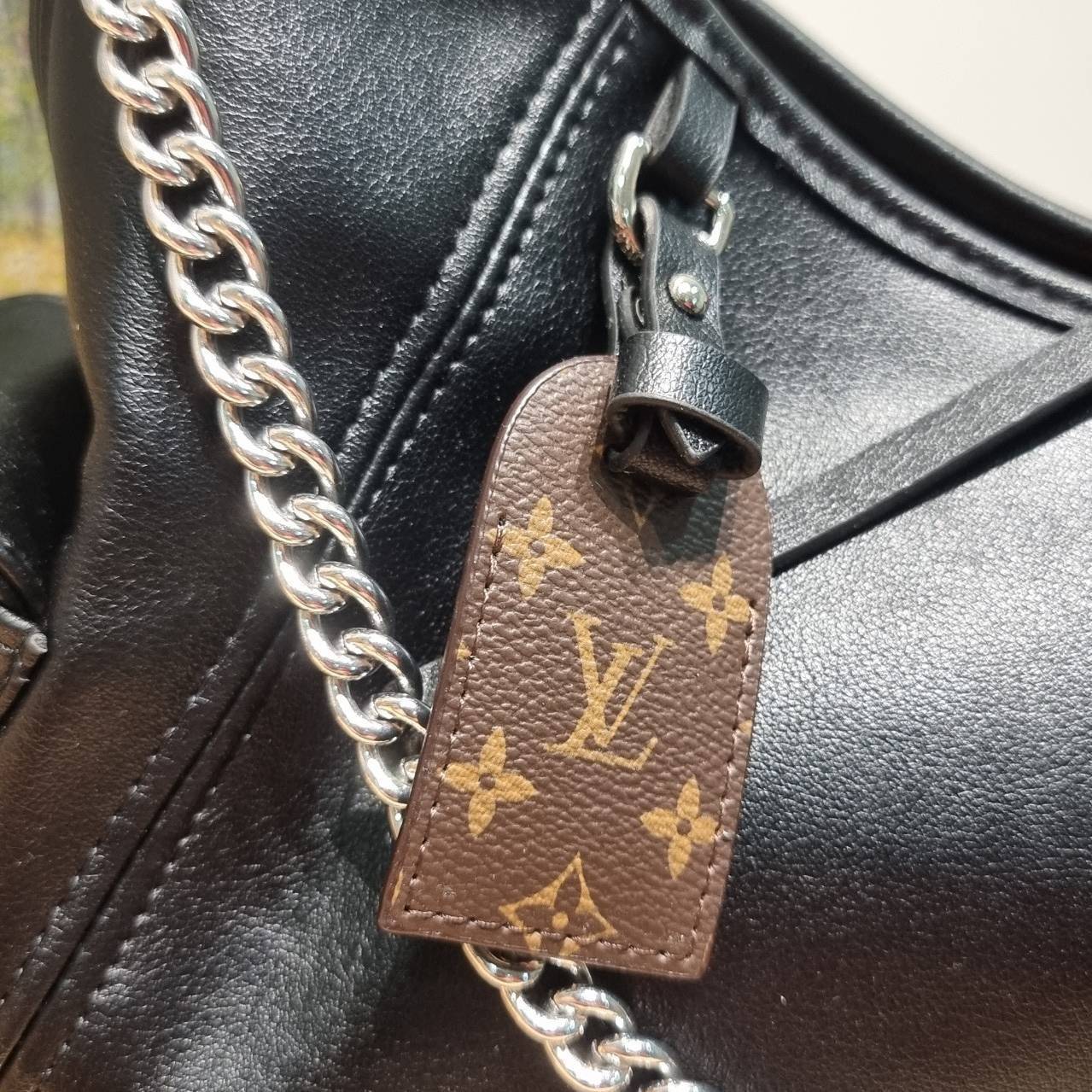 LV CARRYALL CARGO VIBE ใหม่ล่าสุด กระแสกระเป๋าไวบ์คาร์โก้มาแรงสุดๆ ดีไซน์สีดำคลาสสิค มีดีเทลลูกเล่นแซมลวดลายกิมมิค ทำให้กระเป๋าดูโก้และดูติดแกลมมาก เหมาะใช้ได้ทุกวัน