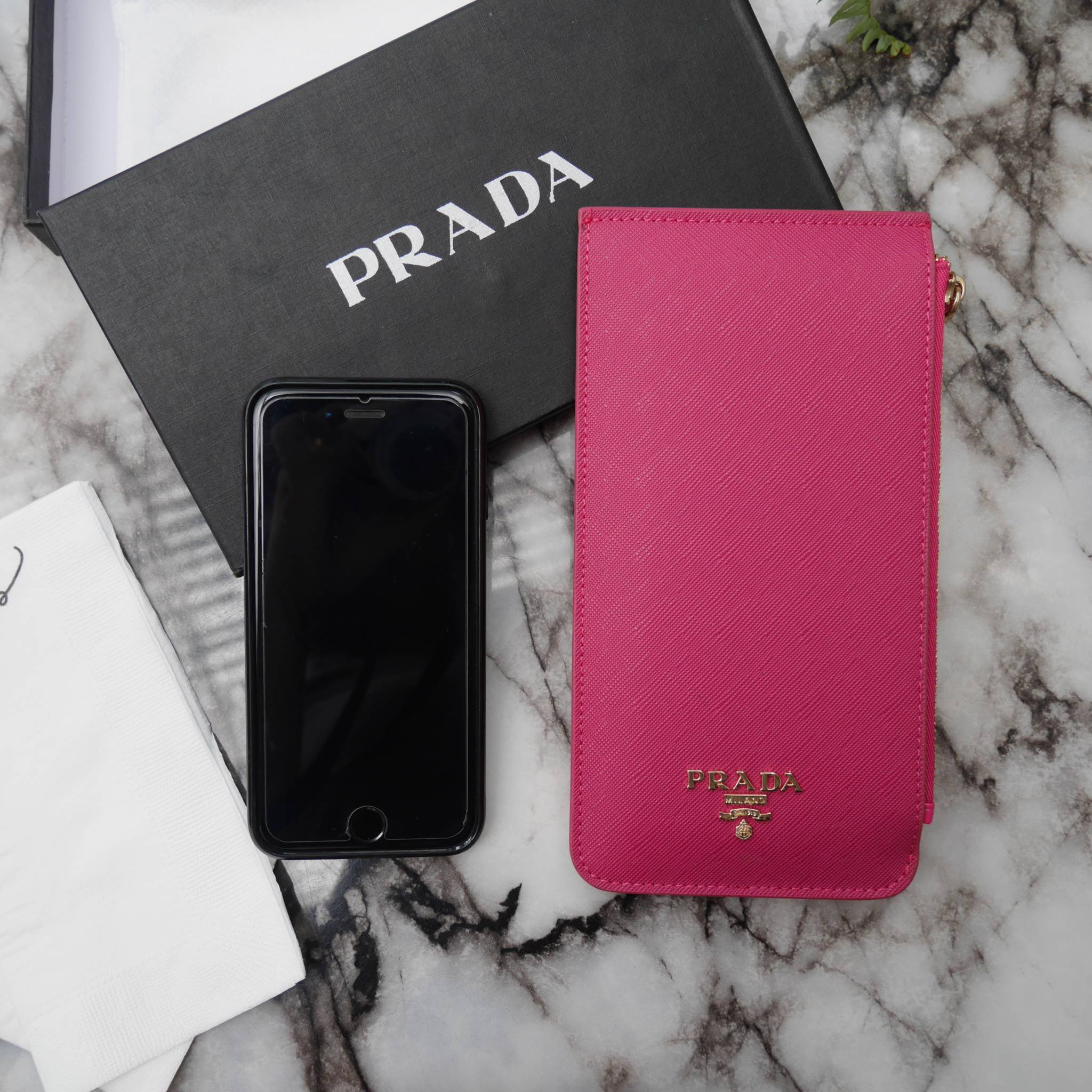 Best Seller รุ่นขายดีเว่อร์วัง♡♡ **สำหรับคนชอบใส่บัตรเยอะ แนะนำรุ่นนี้คะ งานพรีเมี่ยมกิ้ฟท์จากเค้าเตอร์ต่างประเทศ กลับมาพร้อมส่งครบสี อีกครั้งค่า กระเป๋าสตางค์ทรงสวย สะดุดตา หนังสัมผัส Safiano จากแบรนด์ PRADA มีช่องใส่นามบัตรมากถึง 16 ช่อง ด