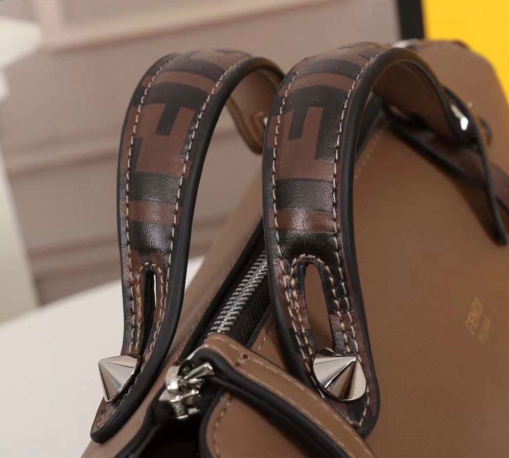 FENDI by the way small เกรดออริจินอล กระเป๋าถือ/สะพายข้างทรงหมอน รุ่นตามหา วัสดุหนังสวย มาพร้อมสายสะพายถอดออกได้ ใช้วันไหนๆกับชุดไหนๆได้หมดเลยทีเดียว อีกหนึ่งรุ่นที่ต้องแนะนำนะคะ