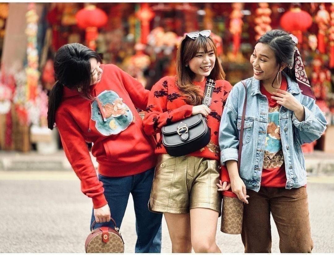 COACH C0749 BEAT SADDLE BAG The best item! ที่สาวๆรอคอย! ฮอตไฟลุก! สีหายาก ละมุนคุณหนู คอลเลคชั่นใหม่ ดีไซน์หรูหรา พิเศษมากๆมาพร้อมสายสะพาย 2 เส้น ใช้คู่กันหรือแยกสะพายก็สวยครบสูตร กระเป๋าสะพายทรง saddle คลาสสิค วัสดุหนัง glove-tanned ทนทาน เปิด-ปิดด้วยกร