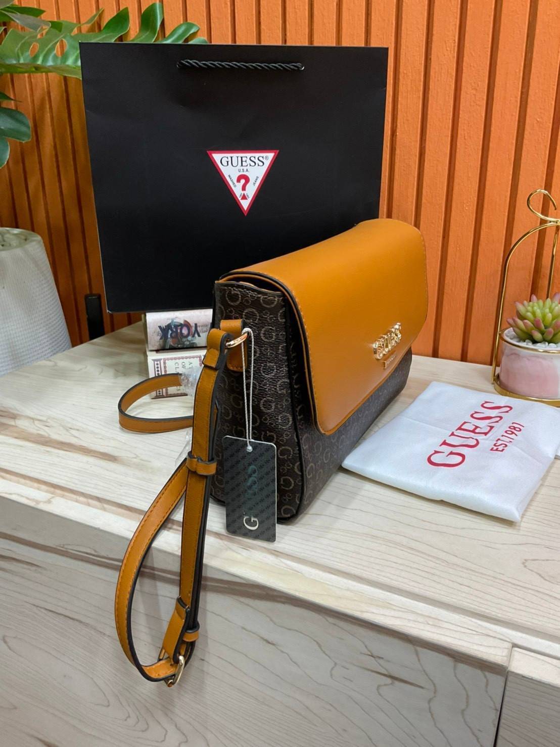 ของแท้ 💯% 】Guess Brit Crossbody Bag in Charcoal Signature Faux Leather and G Monogram Print with Black Leather Flap - Women's Sling Bag กระเป๋าสะพาย Crossbody ทรงเหลี่ยม รุ่นยอดนิยมอีกรุ่นหนึ่งของ Guess ตัวหนังคือดีงามทรงสวย หนังนิ่มน่าใช้มาก