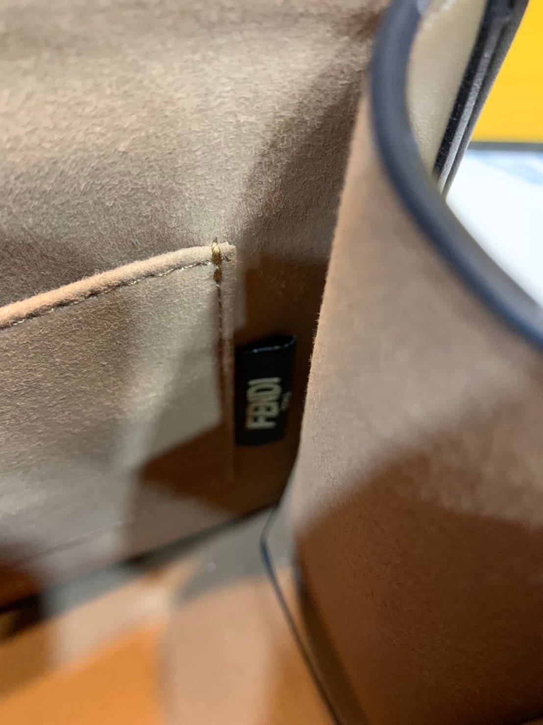 FENDI KAN leather bag เกรดออริจินอล ด้วยสีและลวดลายคลาสสิกตามแบบแบรนด์ เข้าได้กับสาวๆ ทุกสไตล์ บ่งบอกความเป็น FF ได้อย่างสมบูรณ์แบบ โทนสีแมตช์กับเสื้อผ้าได้ง่าย เสริมลุคสาวมั่นก็ลงตัว หรือเปลี่ยนมาติดสายสะพายยาวเพื่อสะพายคาดลำตัวก็ได้ความชิลและคล่องตัวไปอ