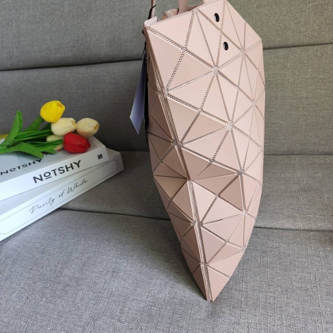 BAO BAO ISSEY MIYAKE LUCENT ONE-TONE กระเป๋า Bao Bao จากแบรนด์ดัง Issey Miyake แบรนด์แฟชั่นจากประเทศญี่ปุ่น ซึ่งมีสินค้ามากมายไม่ว่าจะเป็นเสื้อผ้า นาฬิกา น้ำหอม และที่ขาดไม่ได้นั่นก็คือ กระเป๋า Bao Bao ที่มีความพิเศษในเรื่องของวัสดุและดีไซน์ที่ครองใจสถาปน