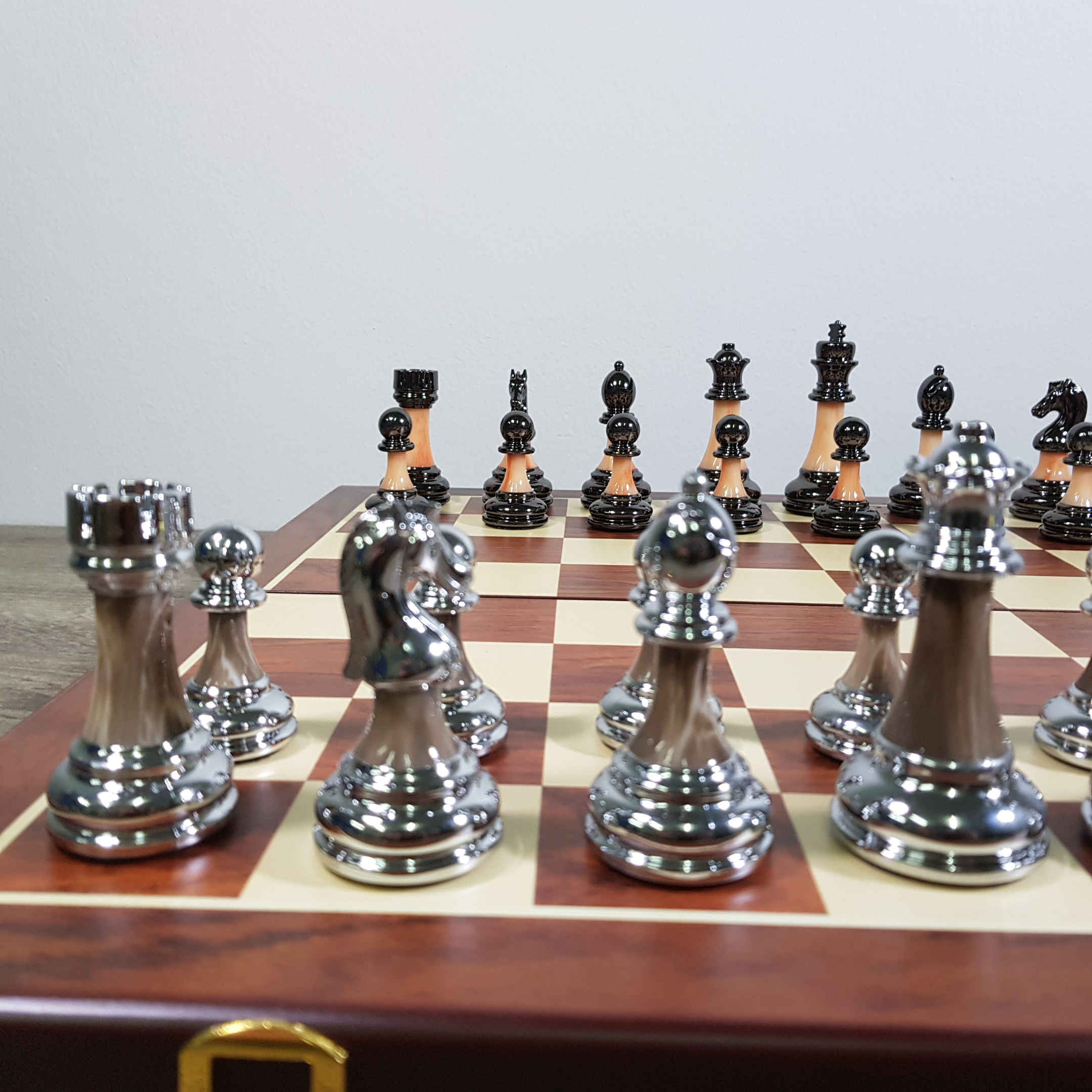 ชุดหมากรุกสากลไฮเอน(High End)ตัวอะคริลิคช่องขนาด 5x5 cm. ขนาดกระดาน45x45 cm.