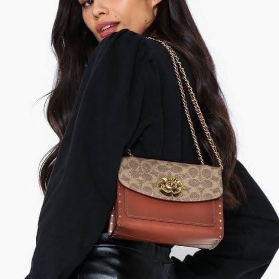 COACH 30592 PARKER 18 IN SIGNATURE CANVAS WITH RIVETS ไอเท็มยอดฮิต รุ่นหายาก!! sold out ไปหลายรอบ ก็ยังมีคนรอ!! กระเป๋าสะพายข้าง ไซส์กะทัดรัด พกพาง่าย ดีไซน์สวยด้วยการตอกหมุดเพิ่มดีเทล โดดเด่นด้วยตัวล็อครูปดอกไม้ วัสดุหนังแคนวาสเคลือบลายสลับหนังแท้ ภายในเ