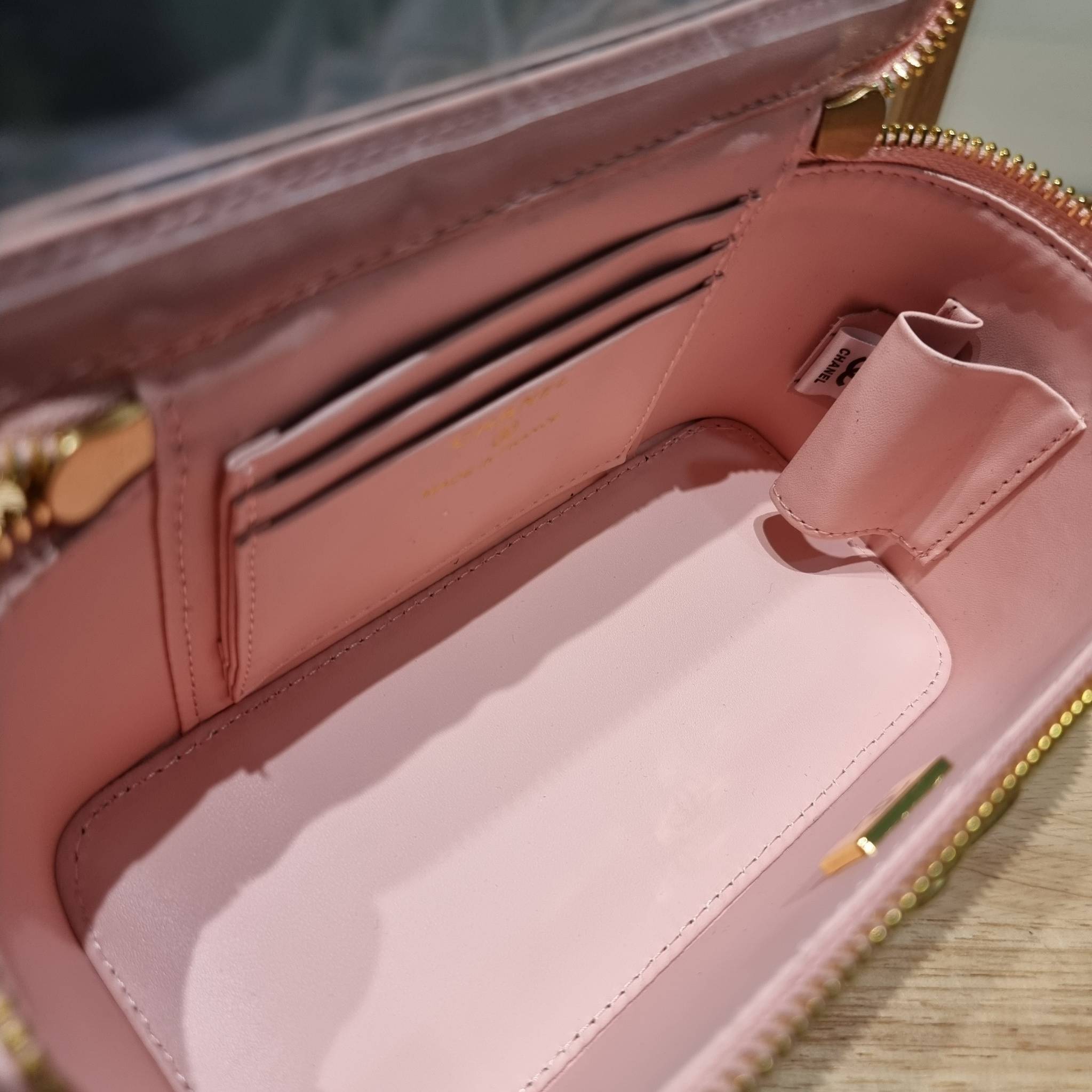 Chanel camellia vanity case bag พลาดไม่ได้เลยกับคอลสุดแซ่บ ดีไซน์ใหม่ 2023 นอกจากความคลาสสิคของรูปทรง ตัวอะไหล่ก็ยังปรับเพิ่มดีเทลความหรู ด้วยการใช้รูปดอกคามิเลียเอกลักษณ์มาเป็นตัวชูความแพง