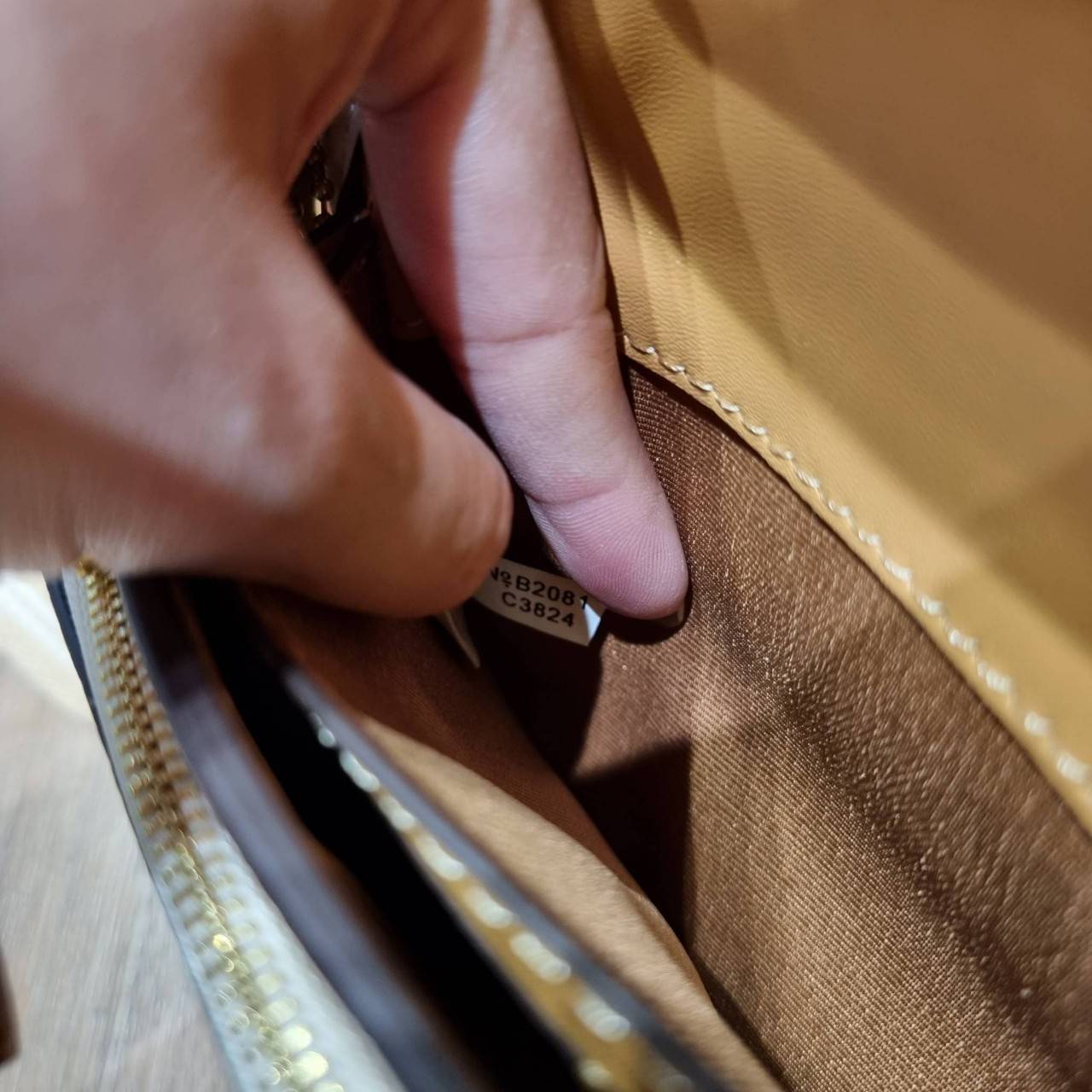 COACH C3824 FOLDOVER CROSSBODY CLUTCH IN SIGNATURE JACQUARD คลัทช์เก๋ๆที่สาวๆตามหา 2IN1 ไปอีกหนึ่ง!! กระเป๋าสะพายทรงคลัชท์ ใช้งานได้ถึง 2 แบบ จะพกเดี่ยวๆแทนกระเป๋าสตางค์ หรือคล้องสายสะพายข้าง สะพายชิคๆคูลๆ ก็ได้อีก มันดีงามมากทุกสี เพราะความละมุนของผ้า ja