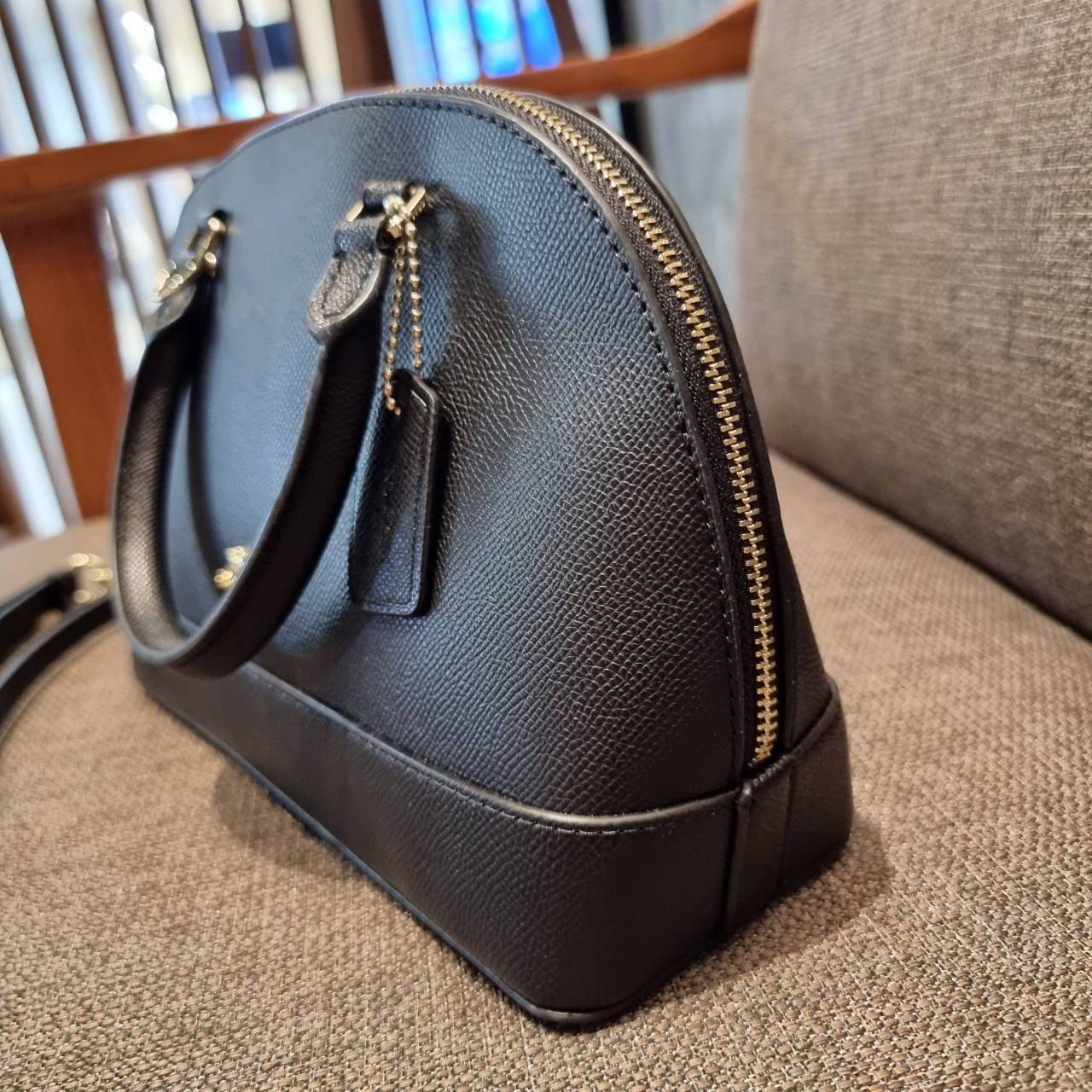 COACH F27591 MINI SIERRA SATCHEL กระเป๋าทรงโดมสุดคลาสสิค สีดำอมตะ ฮิตตลอดกาล มาพร้อมหูจับในตัวและสายสะพายครอสบอดี้ ที่จะคล้องแขนก็ได้อีกลุค หรือจะถือเก๋ๆก็เลิศ วัสดุหนัง crossgrain ทนทาน ดูแลรักษาง่าย ภายในโล่งกว้าง ใส่ของได้ครบไม่ต้องห่วง เป็นไอเท็มที่หา