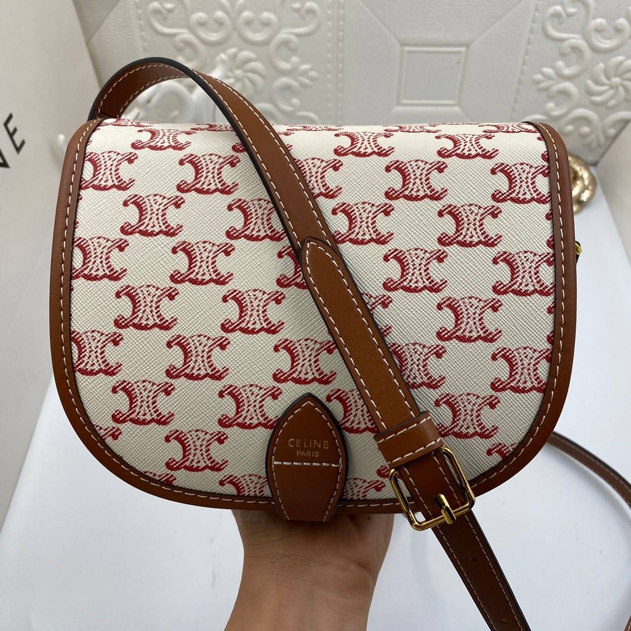 VIP GIFT 】หนังแท้ Celine Women Medium Folco Bag in Triomphe Canvas and Calfskin หากใครที่กำลังมองหากระเป๋าสะพายข้าง ขนาดกะทัดรัด และเรียบหรู ต้องใบนี้เลยค่ะ เป็นกระเป๋าเปิดปิดแบบแบบฝาผับที่มีรูปทรงโค้งและที่ล็อกรูปทรงคล้ายเข็มขัด อีกทั้งยังสะท้อนความสวยสไ