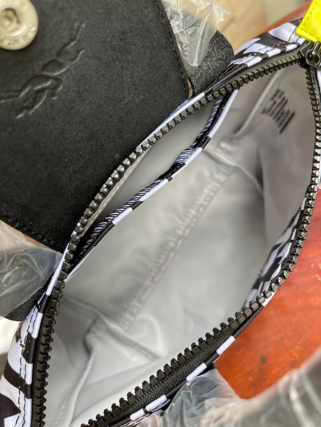 LONGCHAMP LE PLIAGE COLLECTION TOP HANDLE BAG XS พบกับคอลเลคชั่นใหม่ล่าสุด มีดีไซน์ที่เรียบหรูและคลาสสิก แฝงด้วยลูกเล่นแบบเฟมินีน แถมยังมีน้ำหนักเบาอย่างไม่น่าเชื่อ มาพร้อมกับหูจับกระเป๋าคู่และฝาปิดแบบกระดุม กระเป๋าถือใบนี้สามารถใช้ถือแบบทั่วไป มีสายสะพาย