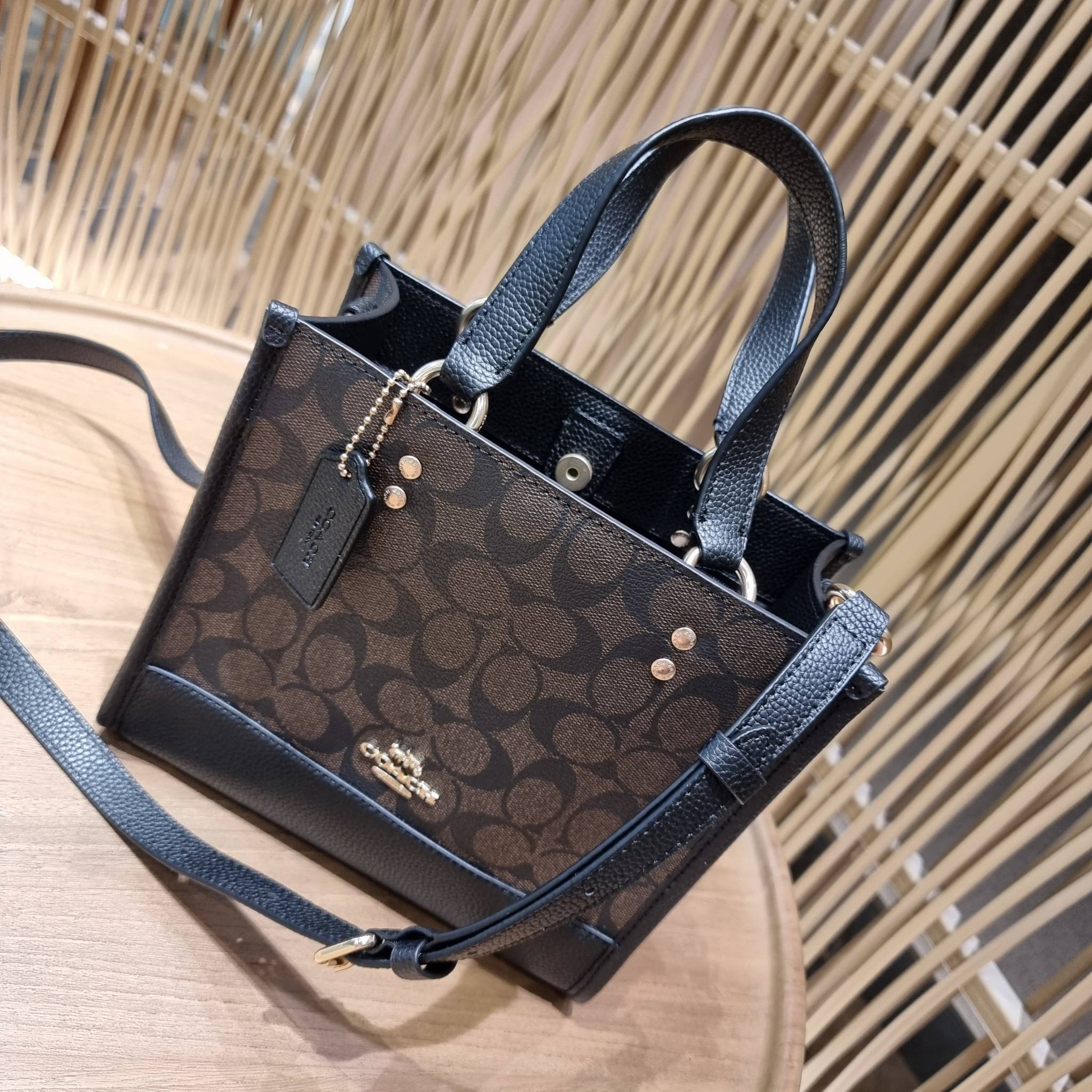 OUTLET 】COACH C5122 DEMPSEY TOTE 22 IN SIGNATURE CANVAS แรงดี กระหน่ำยอดสั่งซื้อมากจ้าแม่!! กระเป๋าทรงโท้ท 22 ที่ขนาดน่ารักน่าใช้มากๆ สาวๆถูกอกถูกใจกันนับไม่ถ้วน!! ฟังก์ชั่นการใช้งานสะดวกที่สุด มีทั้งสายคล้องในตัว และสายครอสบอดี้ ดีไซน์คลาสสิคเรียบหรู วัส