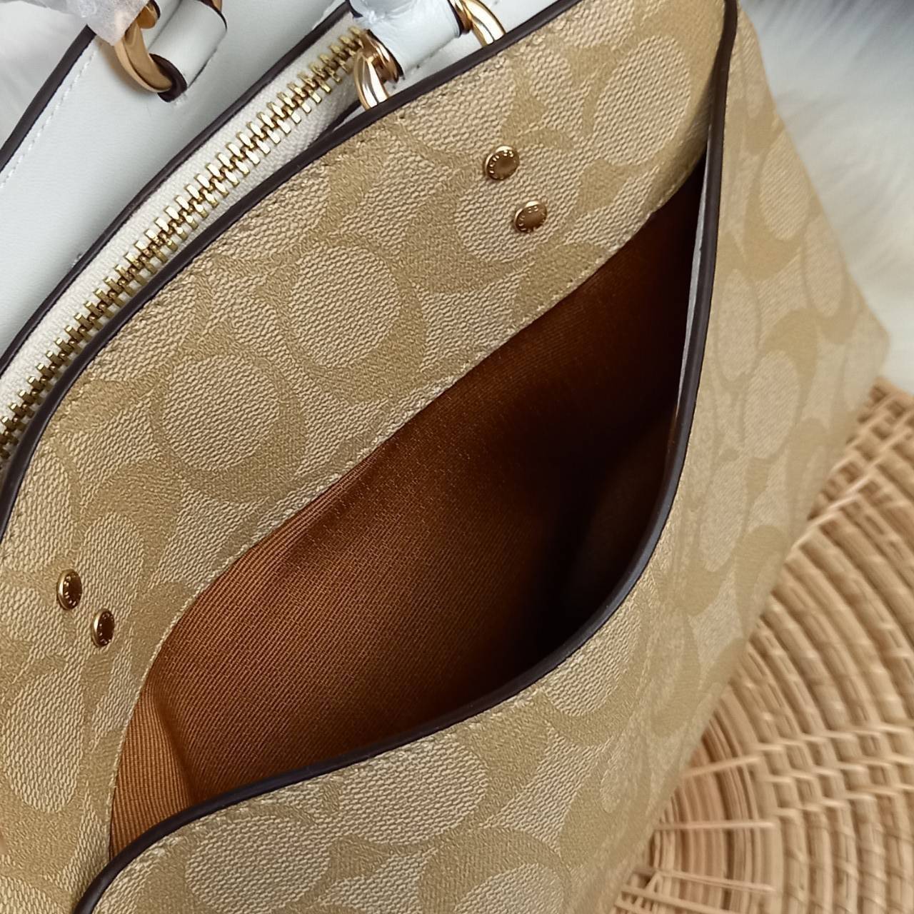 หัวใจจะวาย!! ละมุนมาก ลุคคุณหนูสุดๆ COACH MINI LILLIE CARRYALL (COACH F91494)🌺 ใช้ดีจนต้องบอกต่อ อีกแล้วจ้า ใครๆก็ถามหา😍>>>ทรงถัง รุ่นใหม่ 10 นิ้ว ขนาดกำลังดี เหมาะมือมาก มี 3 ช่องด้านใน ช่องกลาง เปิด-ปิด ด้วยซิป ส่วน 2 ช่องด้านข้