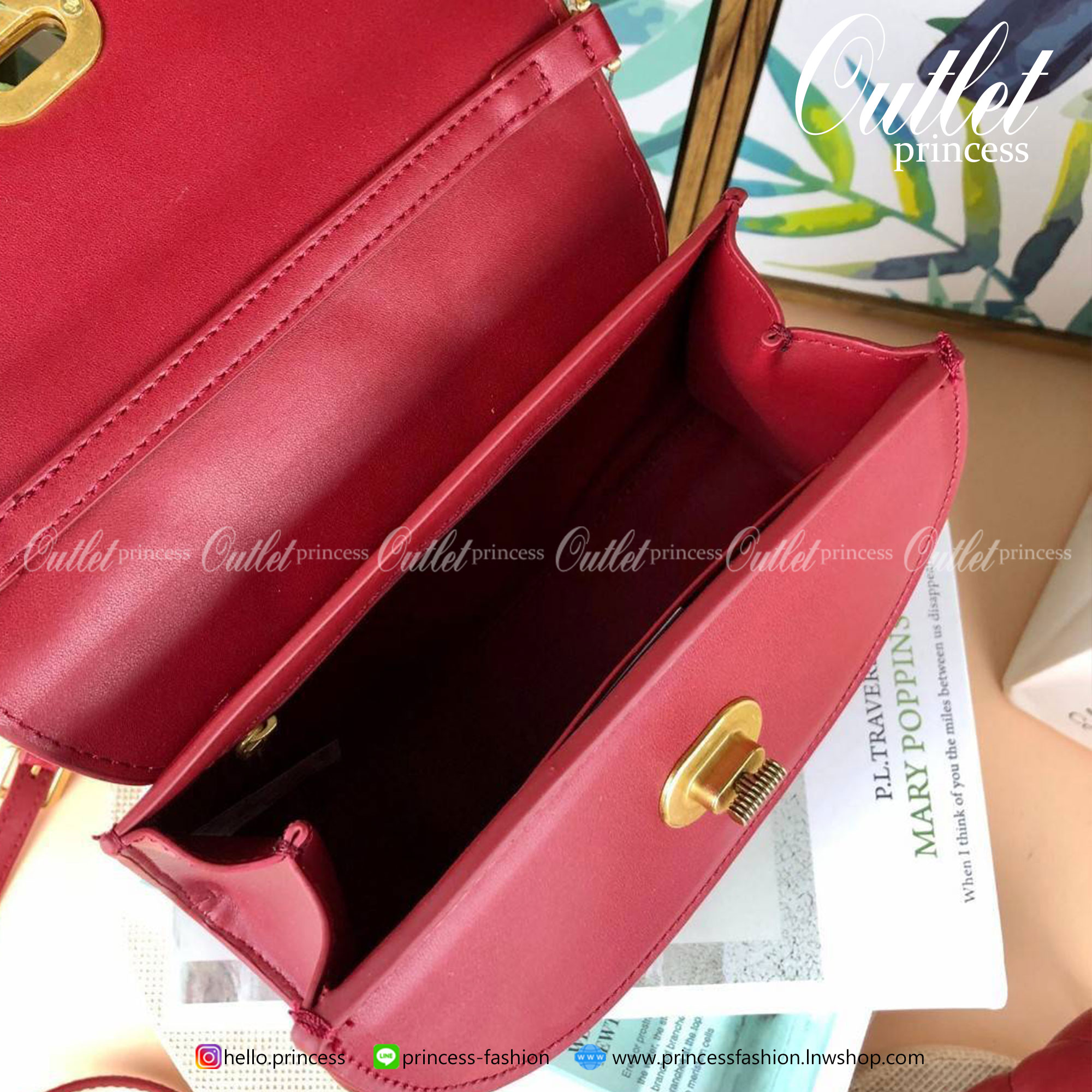 Charles & Keith Padded Double Pocket Shoulder Bag กระเป๋าสะพายข้างใบเก๋ (มีใบลูกให้) ด้วยดีไซน์ที่มีเอกลักษณ์เฉพาะตัว อะไหล่สีทองเพิ่มความหรูหรา ตัดกับตัวฝากระเป๋าที่มีการเดินด้ายเพิ่มดีเทล คือเริศมากๆ เปิดปิดแบบตัวหมุนล็อก มีช่องแม่เหล็กด้านหน้าใส่ iPhon