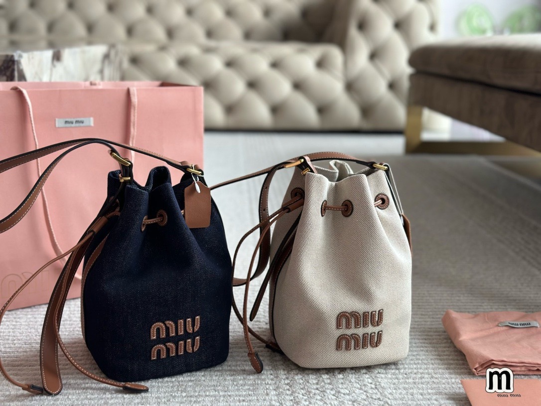 MIU MIU Canvas and leather bucket bag / MIU MIU Bucket Bag กระเป๋าทรงบัคเก็ต ผ้าแคนวาสอย่างดีตกแต่งโลโก้เพิ่มสัมผัสอันเป็นเอกลักษณ์