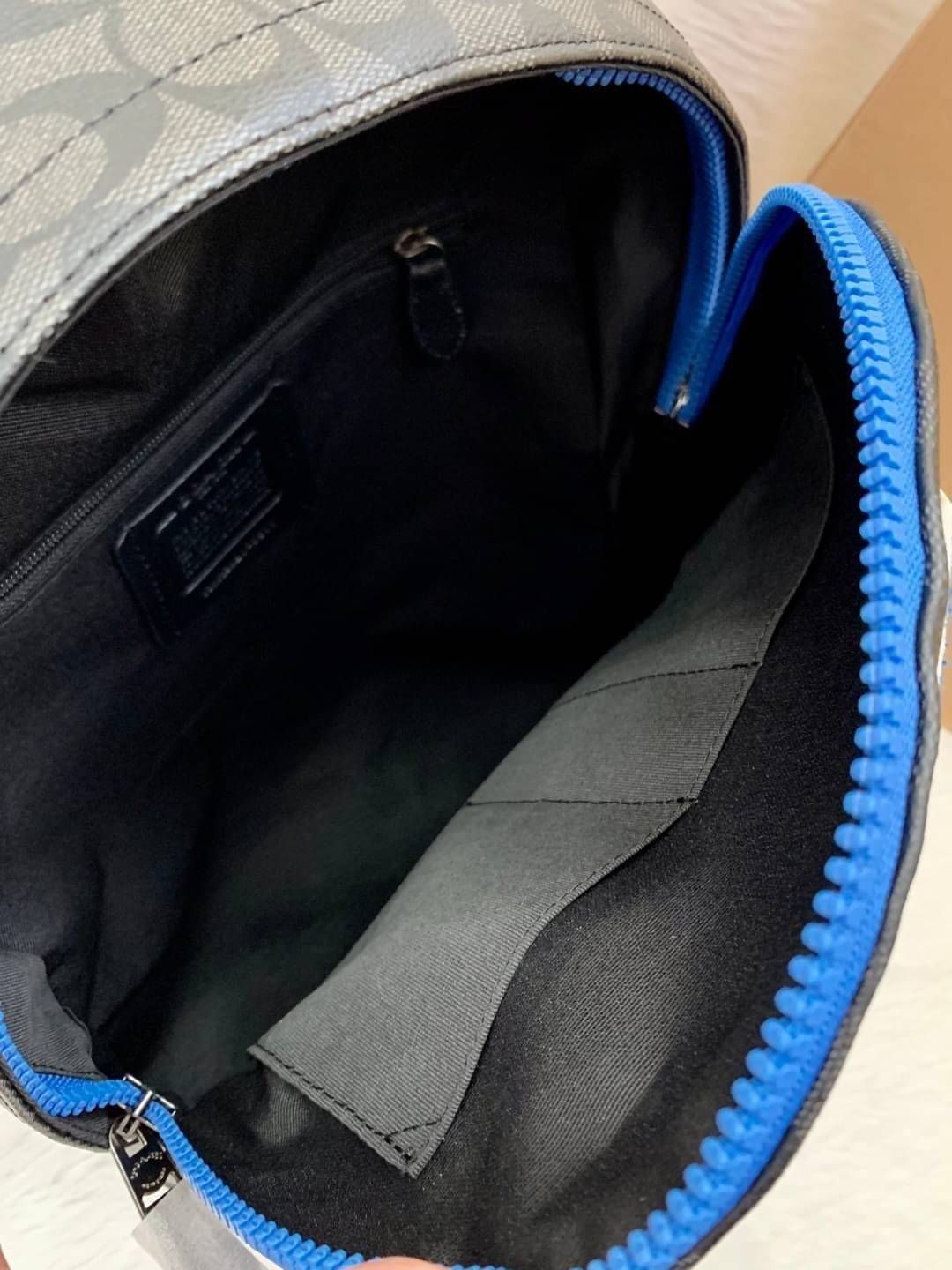 เป้รุ่นใหญ่ คู่ใจไปไหนไปกันค่าาา 🔺ใช้ได้ทั้งชาย//หญิง นะคะรุ่นนี้ Coach C5511 X Peanuts West Backpack In Signature Canvas With Varsity Patches 📌พร้อมส่ง! กระเป๋าสะพายหลังแบบมีหูหิ้ว หนังแท้อย่างดี หนังนิ่มมือดีมากค่ะ! 🌈จุดเด่นตรงด้