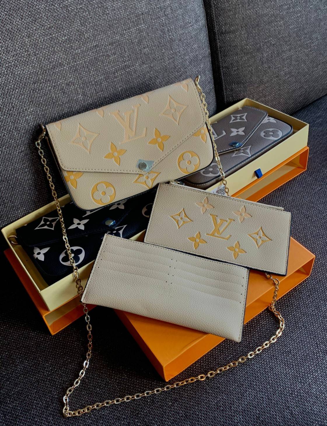 VIP 】Louis Vuitton Pochette Felicie ใบจริงหนังสวยมากๆค่า! ✔️กระเป๋าแบบคลัท มีสายสะพายโซ่มาให้ด้วยค่ะ ✔️หนังแกะสังเคราะห์อย่างดี ลายหนังสวย ปั้มลายแบรนด์ทั้งใบ ✔️รุ่นนี้มาพร้อมกระเป๋าเล็ก สำหรับใส่บัตรได้1ใบ//ใส่ธนบัตรแบบมีซิปรูดอีก1ใบ