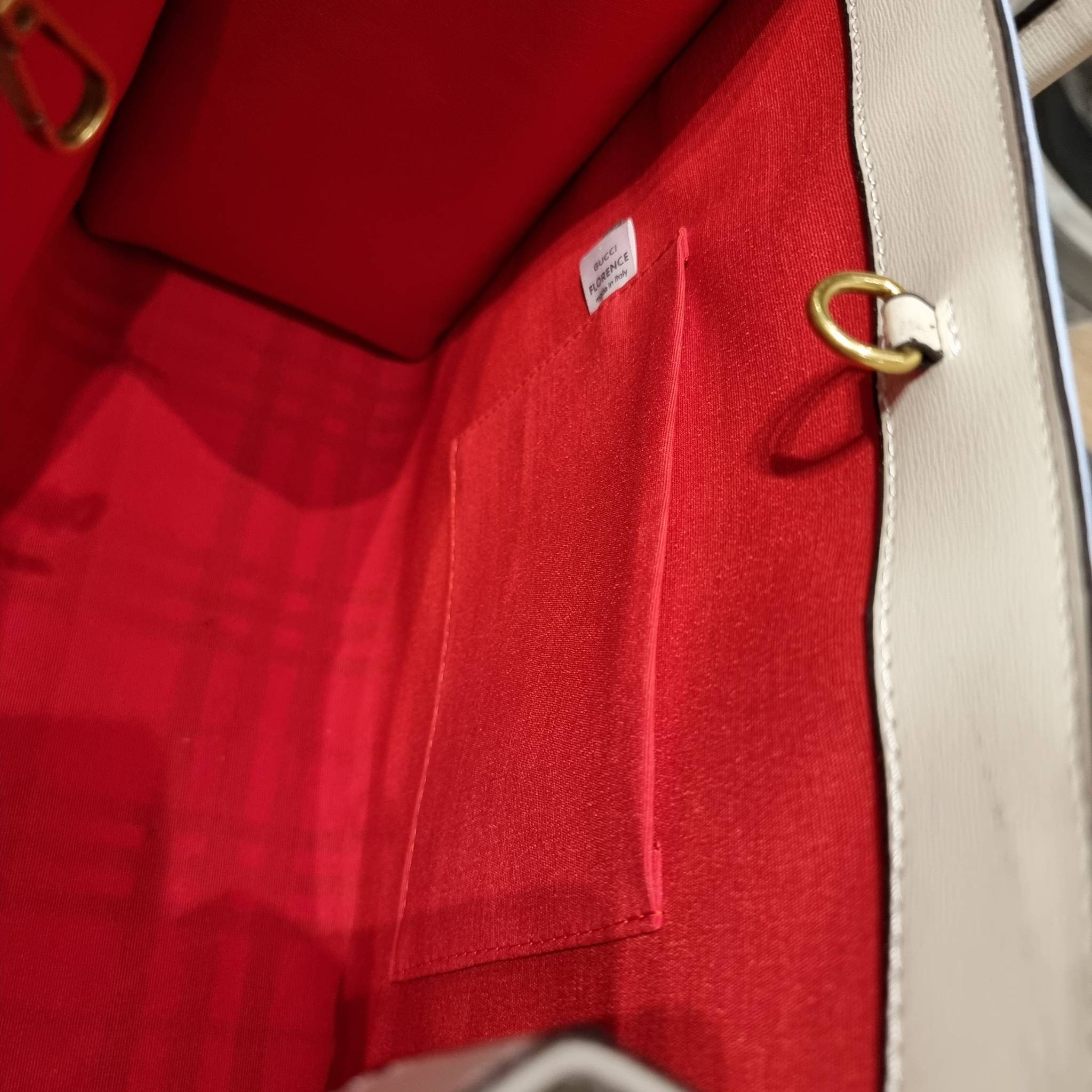 GUCCI TOTE BAG คอลเลคชั่นปีเสืออีกหนึ่ง สวยม้ากก!! กับกระเป๋าทรงโท้ท วีไอพีพรีเมี่ยมกิ๊ฟ ไซส์ใหญ่ โดดเด่นด้วยลวดลายไม่ซ้ำใคร สวยเอกลักษณ์ วัสดุหนังแคนวาส พรินท์ลายเต็มใบ ภายในโล่งกว้างมาก ใส่ของแบบแน่นๆ จุๆไปได้เลย หมดห่วง!! และยังมีสายครอสบอดี้มาให้ จะสะ