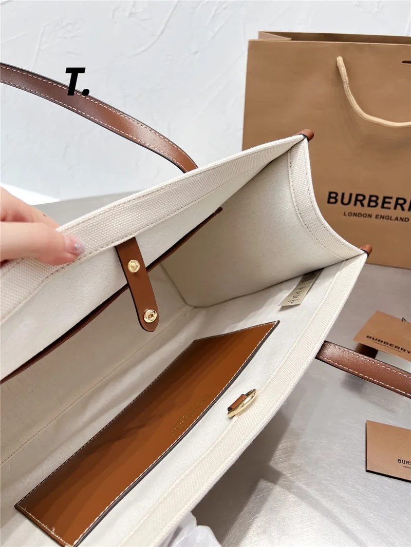 BURBERRY Leather-trimmed embroidered canvas tote / BURBERRY FRAGRANCES LARGE TOTE BAG / BURBERRY Freya Tote Bag วัสดุ Canvas & Leather ดีไซน์สวยอยู่ทรงสไตล์ Casual ด้านหน้ามีช่องใส่ของ ภายในโล่งกว้างและจุสุดๆสามารถใส่เอกสารA4 หนังสือ ของใช้ได้เยอะ หูหิ้วห