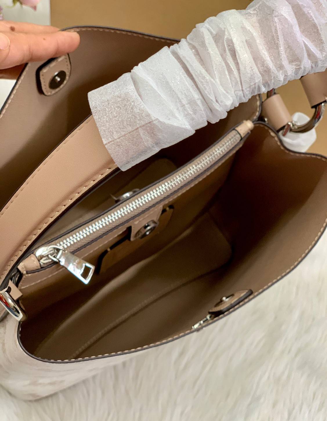 COACH TOWN BUCKET BAG WITH HORSE AND CARRIAGE PRINT ((2081-236)) 🔺กลับมาแล้ว ตามคำเรียกร้องค่ะ! กระเป๋าคล้องไหล่//สะพายข้างได้ วัสดุ pvc อย่างดี หนังนิ่มป่องพองตัวสวยงาม ลายรถม้าทั้งใบค่ะ ภายในกระเป๋าแบ่งเป็น2ช่องหลัก เปิดปิดแบบกระดุมแม่เหล็ก ภายใ