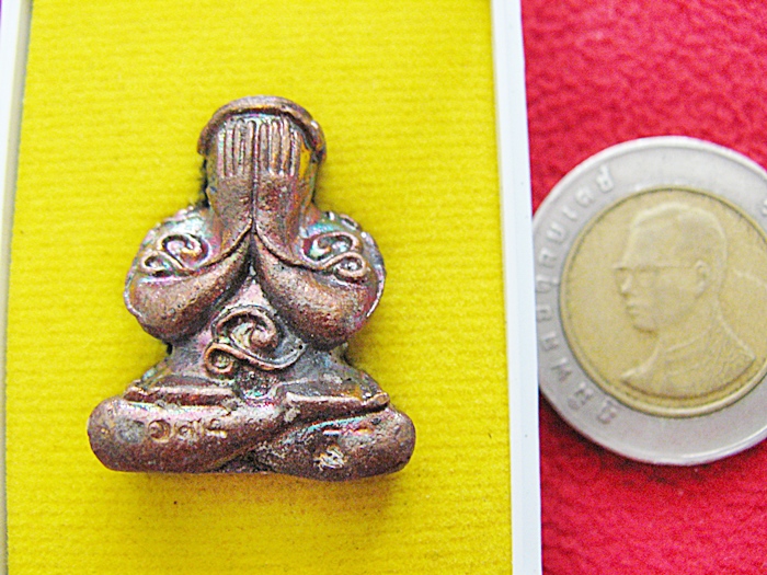 พระปิดตาหลวงพ่อคูณ รุ่น"มหายันต์มหามงคล" เนื้อทองแดงรมมันปู อุดผงบรรจุตะกรุดเงิน ปลุกเสก3วาระ พร้อมกล่องเดิมค่ะ