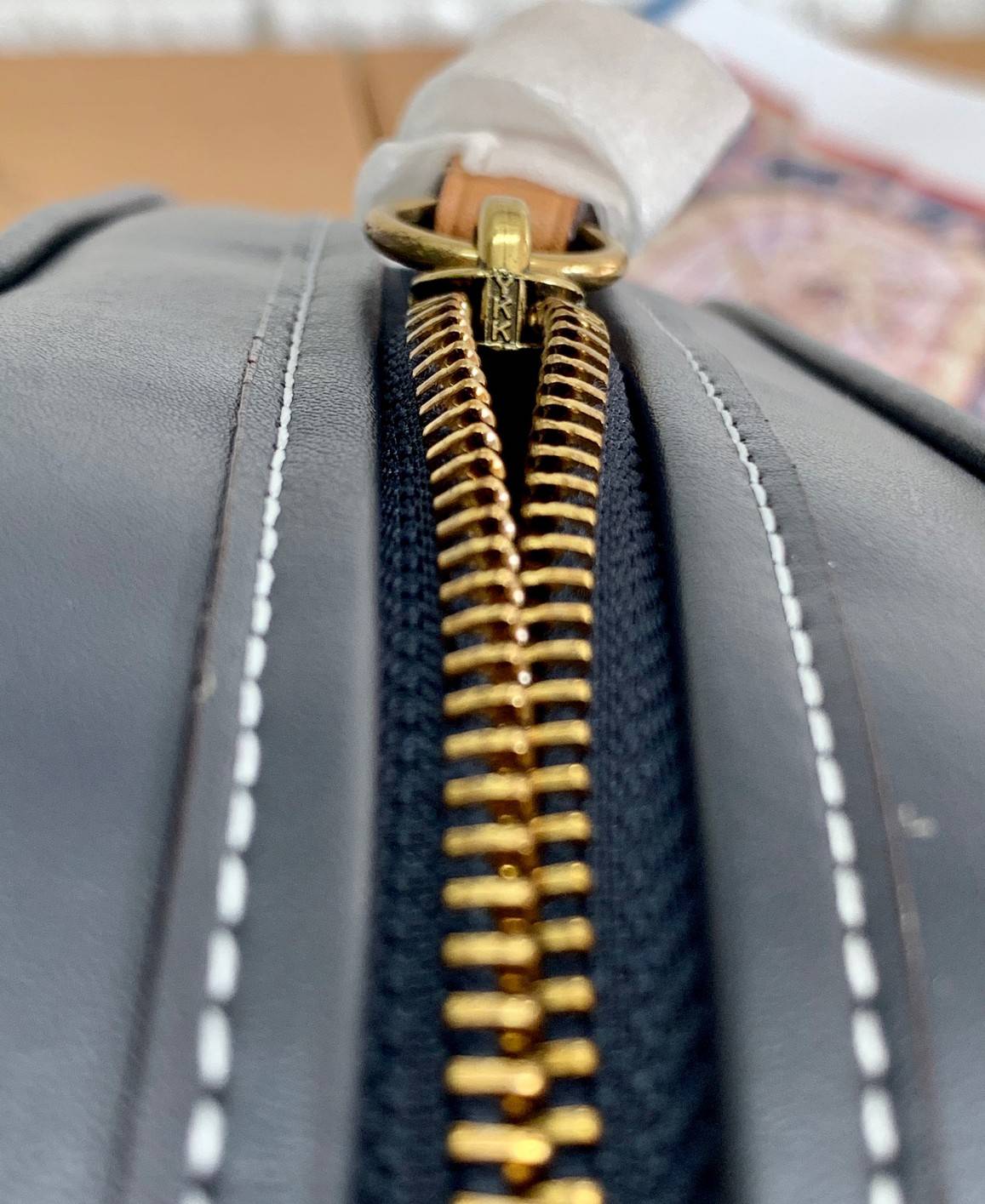 COACH BELT BAG IN SIGNATURE CHAMBRAY (3685) ❤️ใช้ได้ทั้งชาย//หญิงค่ะ กระเป๋าคาดอก วัสดุผ้าแคนวาส+หนังแท้ค่ะ ด้านหน้ามีช่องซิปขนาดกลาง ใส่มือถือได้ค่ะ ช่องซิปหลักเปิดปิดแบบซิปคู่ ภายในกว้าง ใส่ของจำเป็นได้ครบเลยนะคะ มีช่องซิปสำหรับใส่ของจุกจิกให้อีก