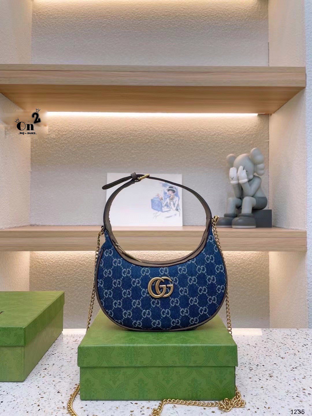 Gucci GG Marmont half-moon-shaped mini bag กระเป๋าคล้องไหล่ ความตัวแม่สายแฟชั่น ต้องกระเป๋าทรงจันทร์เสี้ยวแบบสับค่ะ! ความโค้งมนใช้งานง่าย เอามาสะพายก็คือชนะเลิศไปเลย ภาพถ่ายจากงานขายจริง ใช้งานต่างประเทศได้