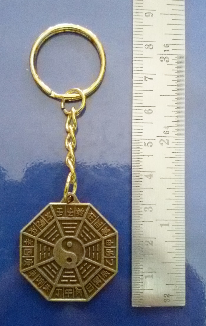 พวงกุญแจสีทองเหรียญเทพเจ้าไท้ส่วยเอี้ย(เสริมดวงชะตา แก้ชง)หลังยันต์8ทิศ พร้อมใบคาถาค่ะ