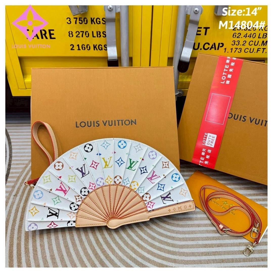 LV Fan Clutch Bag Monogram Flower กระเป๋าทรงคลัชรูปทรงคล้ายพัดพับได้ ดีไซน์น่ารักสดใส ใหม่ล่าสุด โดดเด่นไม่เหมือนใคร