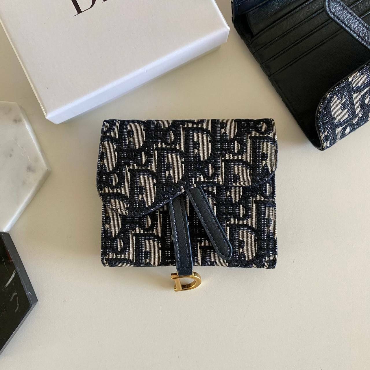 VIP 】DIOR WALLET MONOGRAM กระเป๋าสตางค์ 3 พับ วัสดุหนังแท้ และผ้า Jacquard อย่างดี ทอสวยงามที่สุด ผสมผสานความสง่างามและคลาสสิกที่เข้ากับยุคสมัย ด้านหน้าโดดเด่นด้วยซิกเนเจอร์ของ Christian Dior อะไหล่สีทองอ่อน เงางาม เป็นอีกหนึ่งรุ่นที่ดาราเชเลปใช้กันเยอะมา